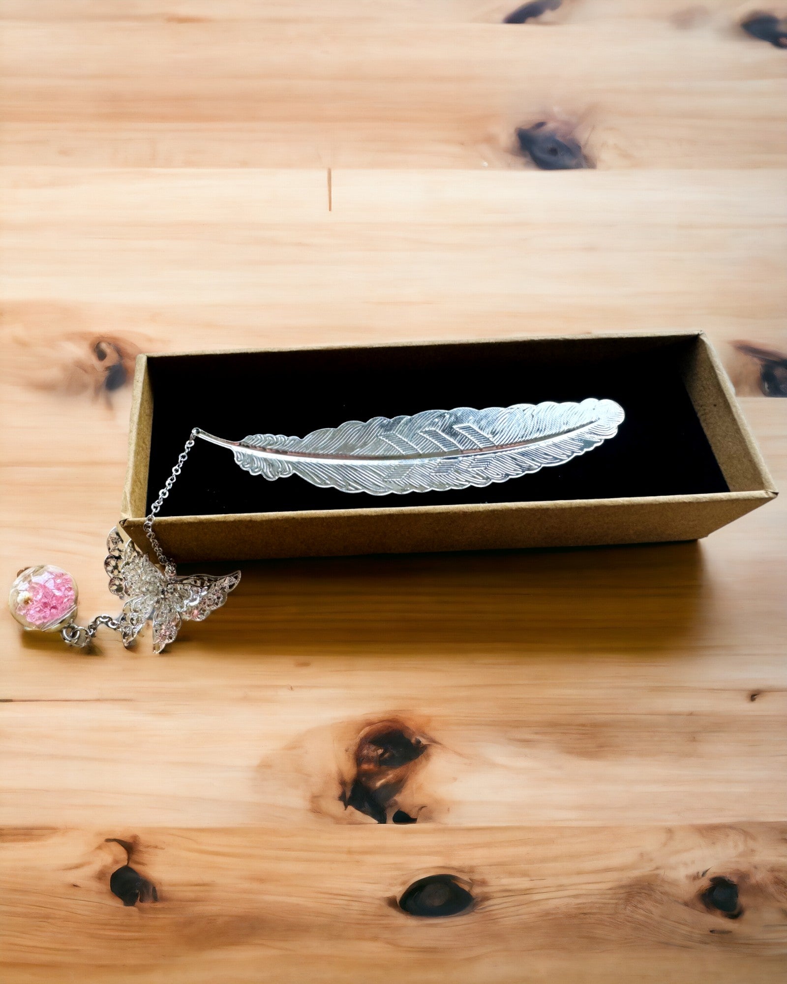 Kreativ bokmärke i retrostil med fjäder- och fjärilsmotiv – Elegant present till mamma, lärare, Reklam, Färg Silver/rosa