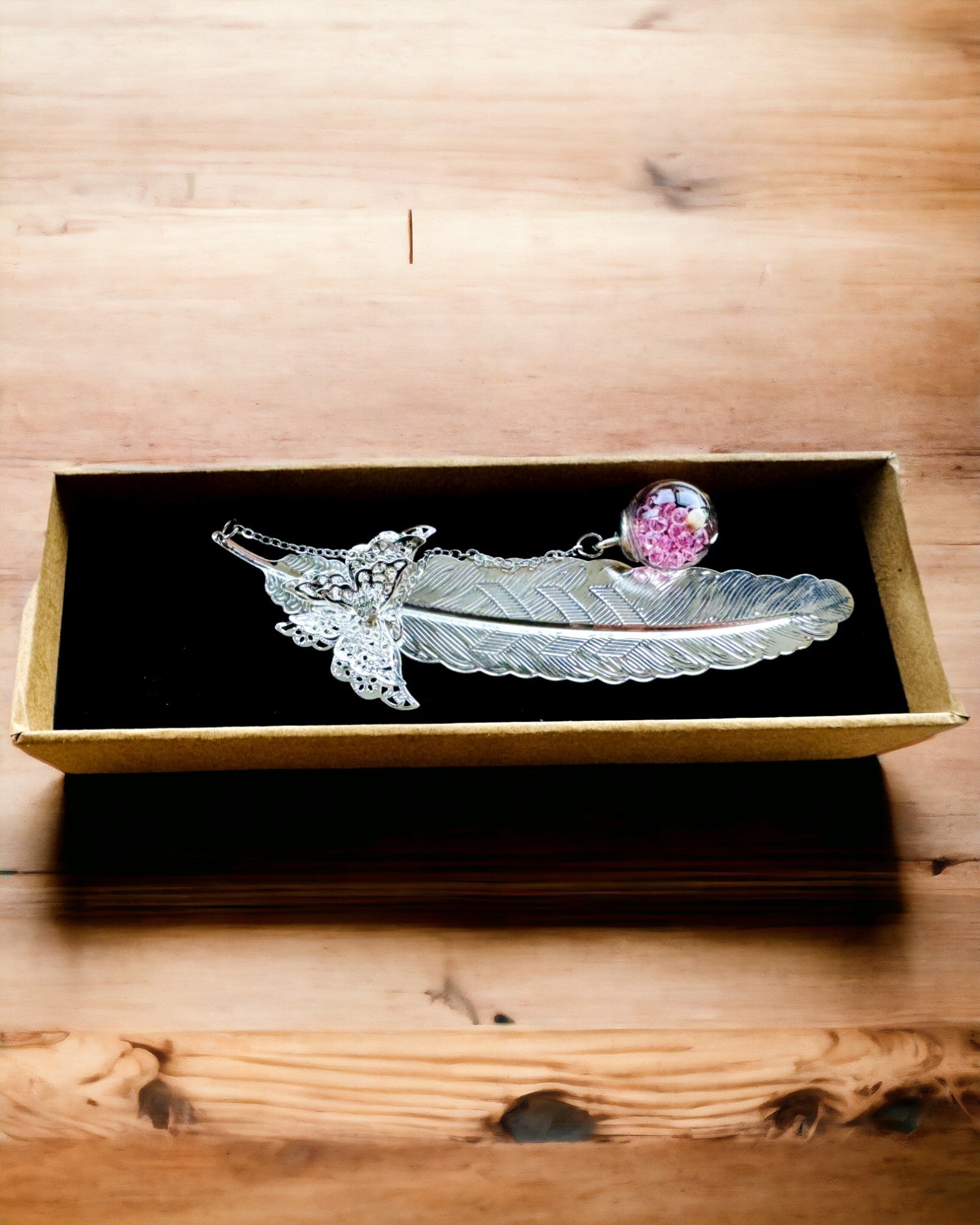 Kreativ bokmärke i retrostil med fjäder- och fjärilsmotiv – Elegant present till mamma, lärare, Reklam, Färg Silver/rosa