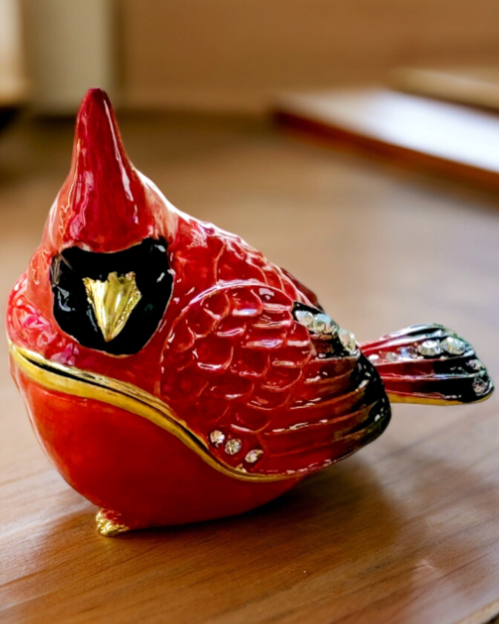 Elegant smyckeskrin i form av en kardinal med möjlighet till gravyr