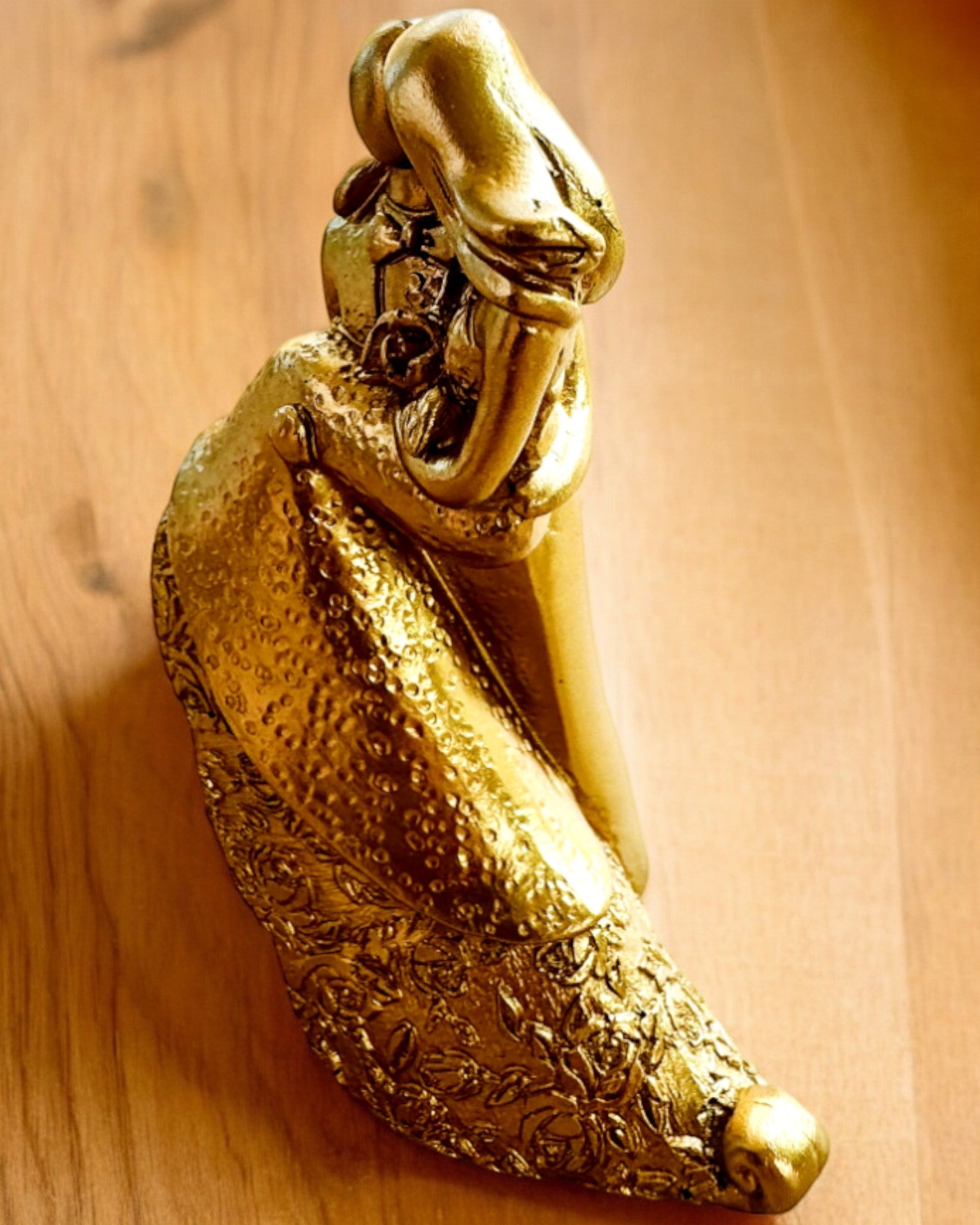 Figur "Evig Kärlek" färg guld - 11 cm, Liten Dekorativ Figur med Graveringsalternativ