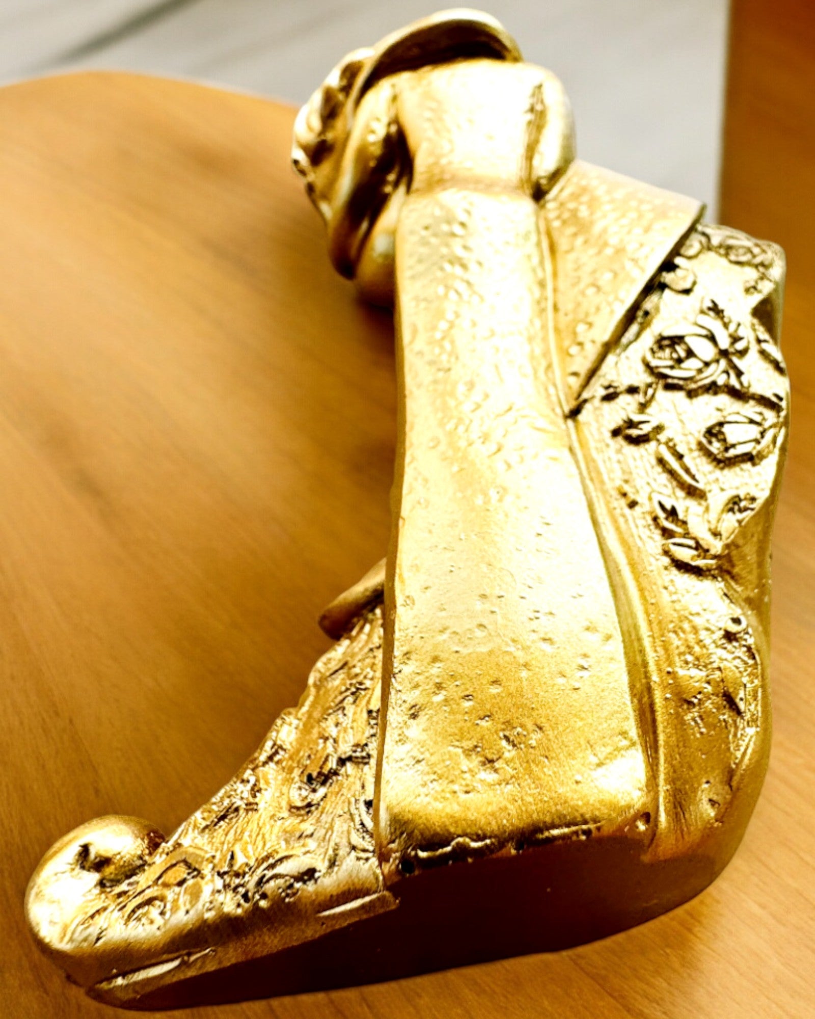 Figur "Evig Kärlek" färg guld - 11 cm, Liten Dekorativ Figur med Graveringsalternativ