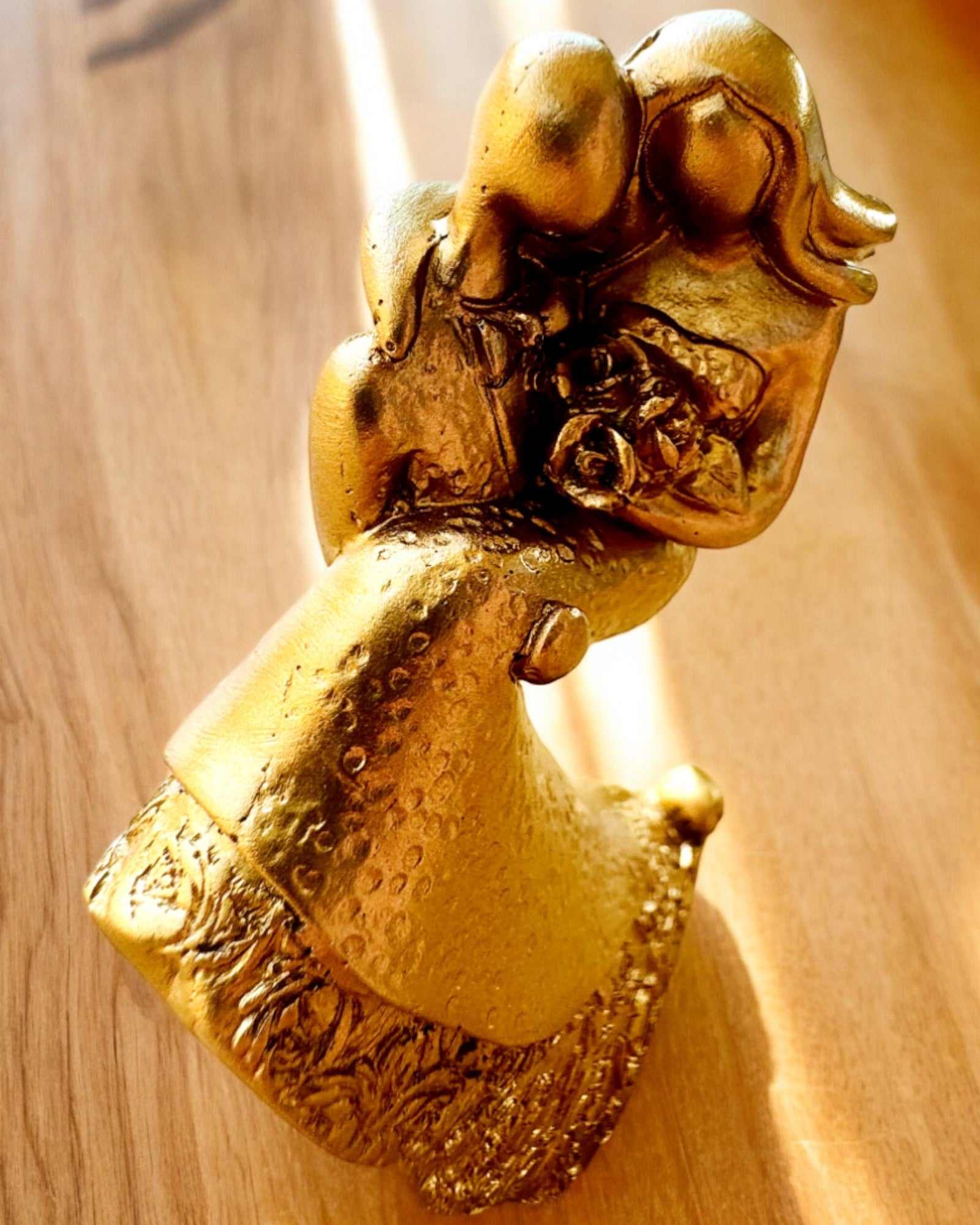 Figur "Evig Kärlek" färg guld - 11 cm, Liten Dekorativ Figur med Graveringsalternativ