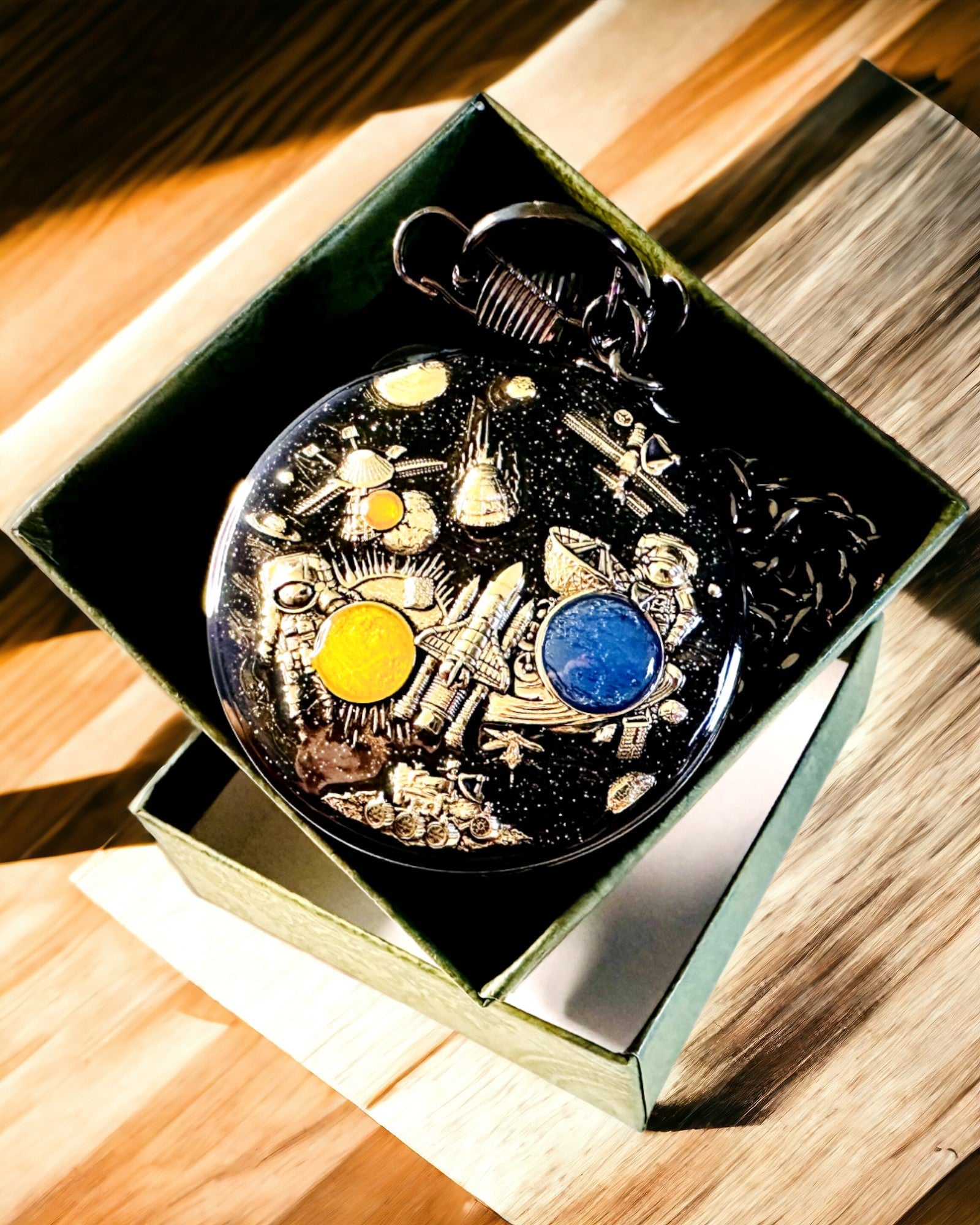 Fickur "Astrum Temporis" - Svart ram. Möjlighet till personlig gravyr