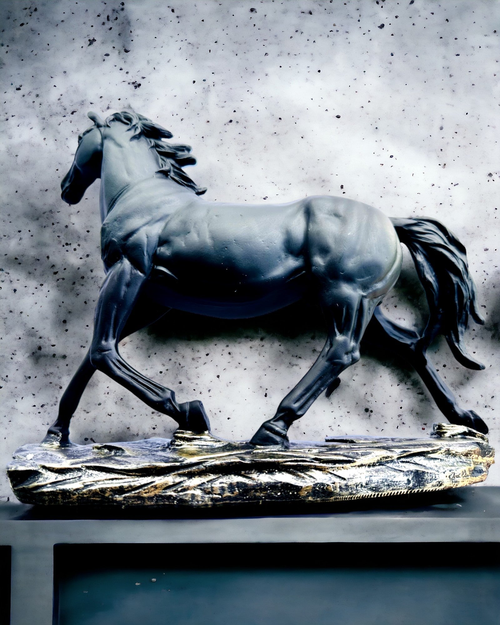 "Czarny Galop" - Elegant Hästfigur med Graveringsmöjlighet