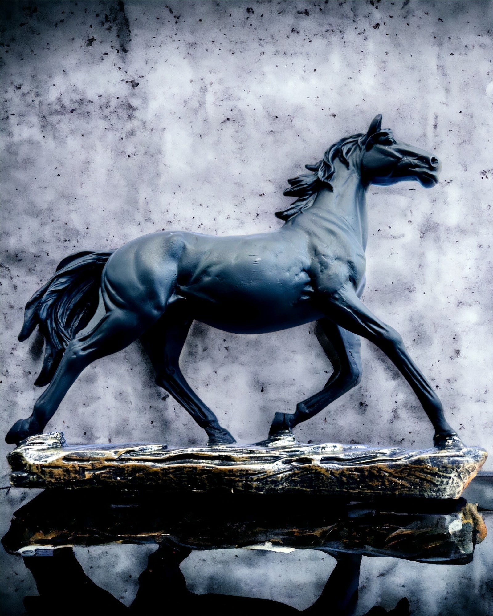 "Czarny Galop" - Elegant Hästfigur med Graveringsmöjlighet