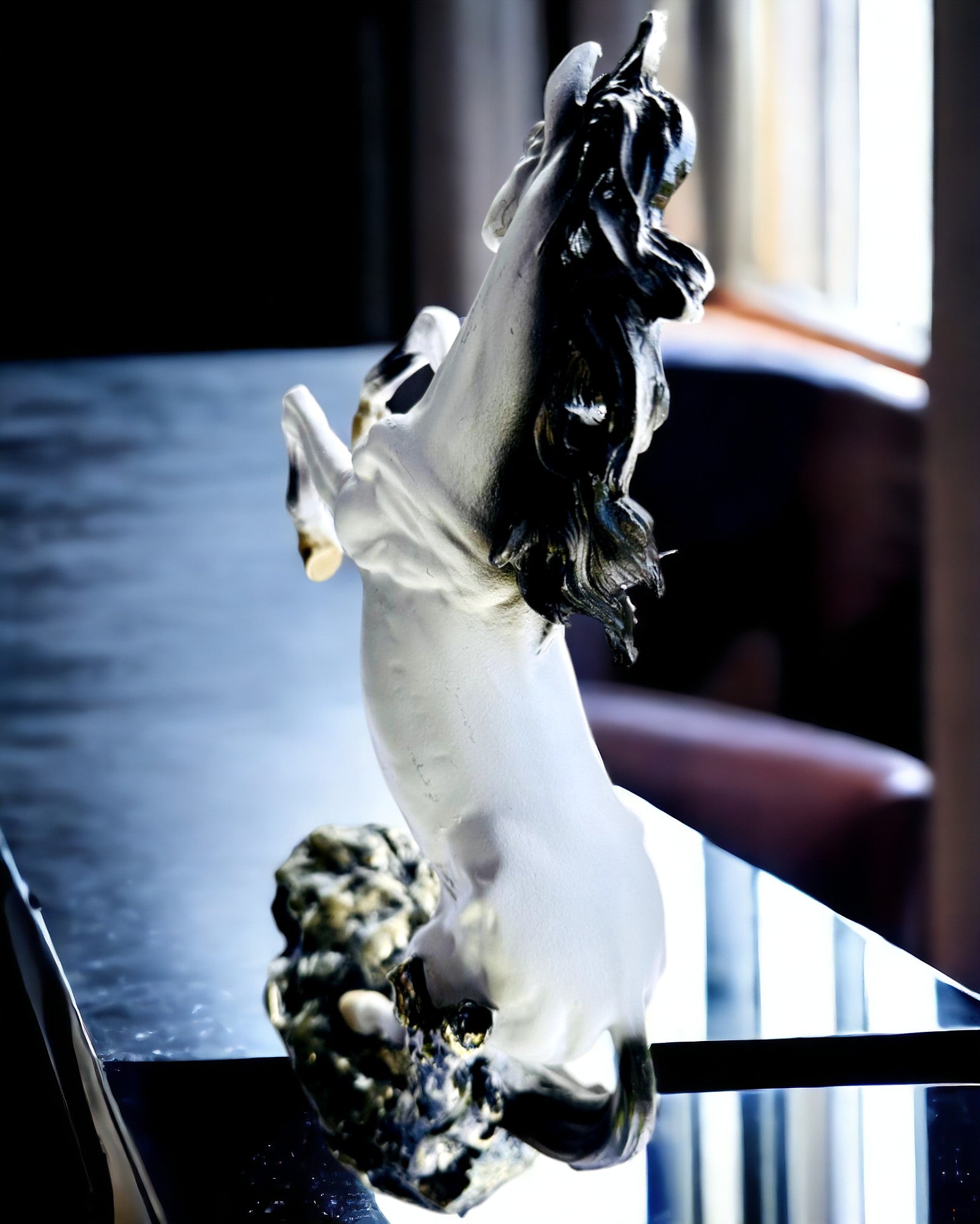 "Elegancki Skoczek" - Vit Hästfigur med Graveringsmöjlighet