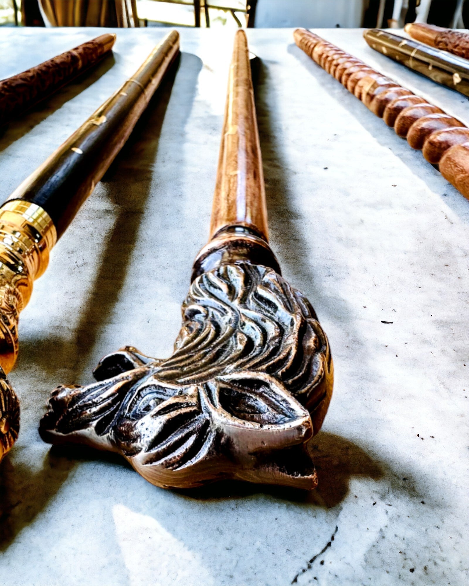 Laska Spacerowa Wolf - Indiskt Mangoträ med Möjlighet till Gravyr, bruna gyllene dekorationer