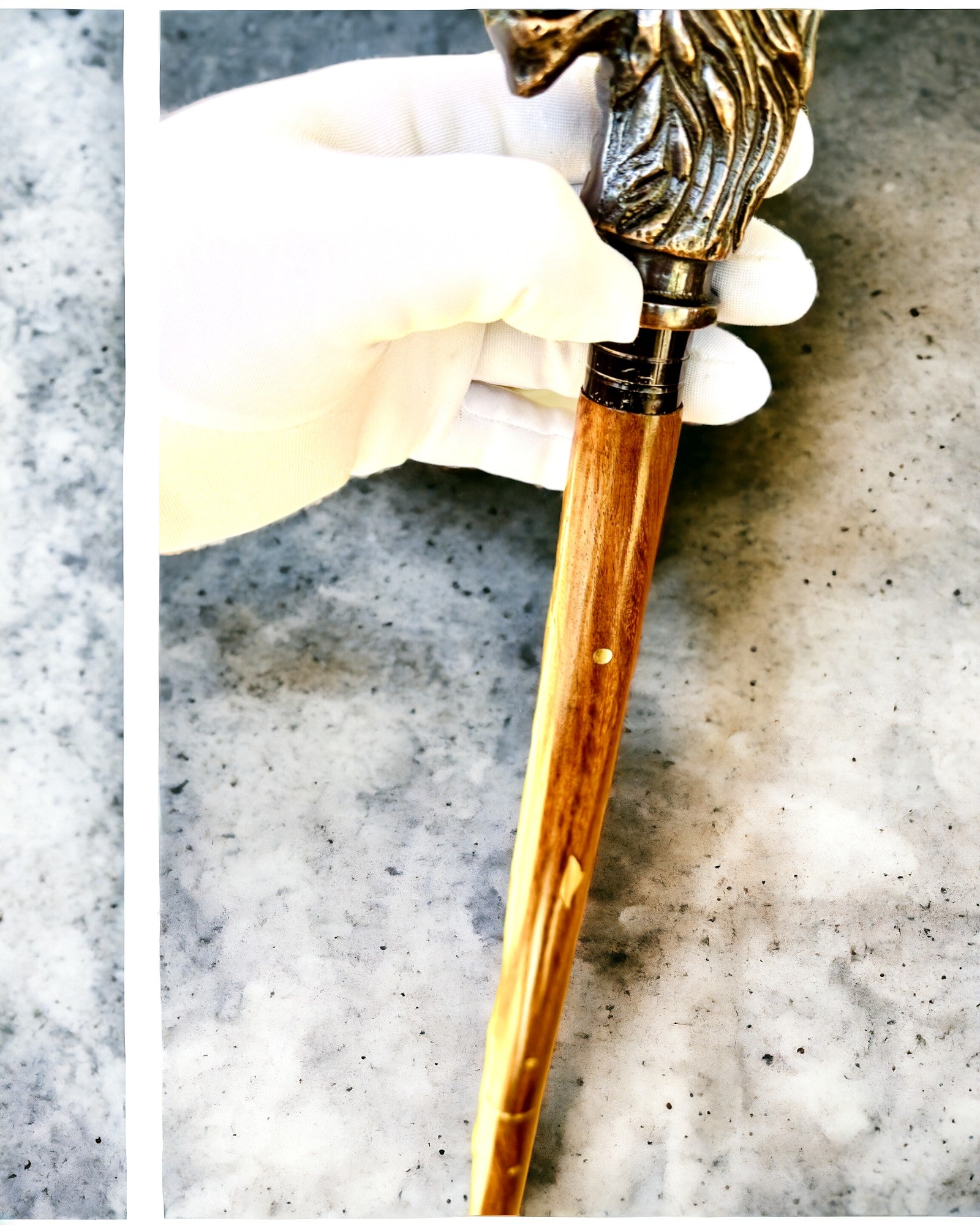 Laska Spacerowa Wolf - Indiskt Mangoträ med Möjlighet till Gravyr, bruna gyllene dekorationer