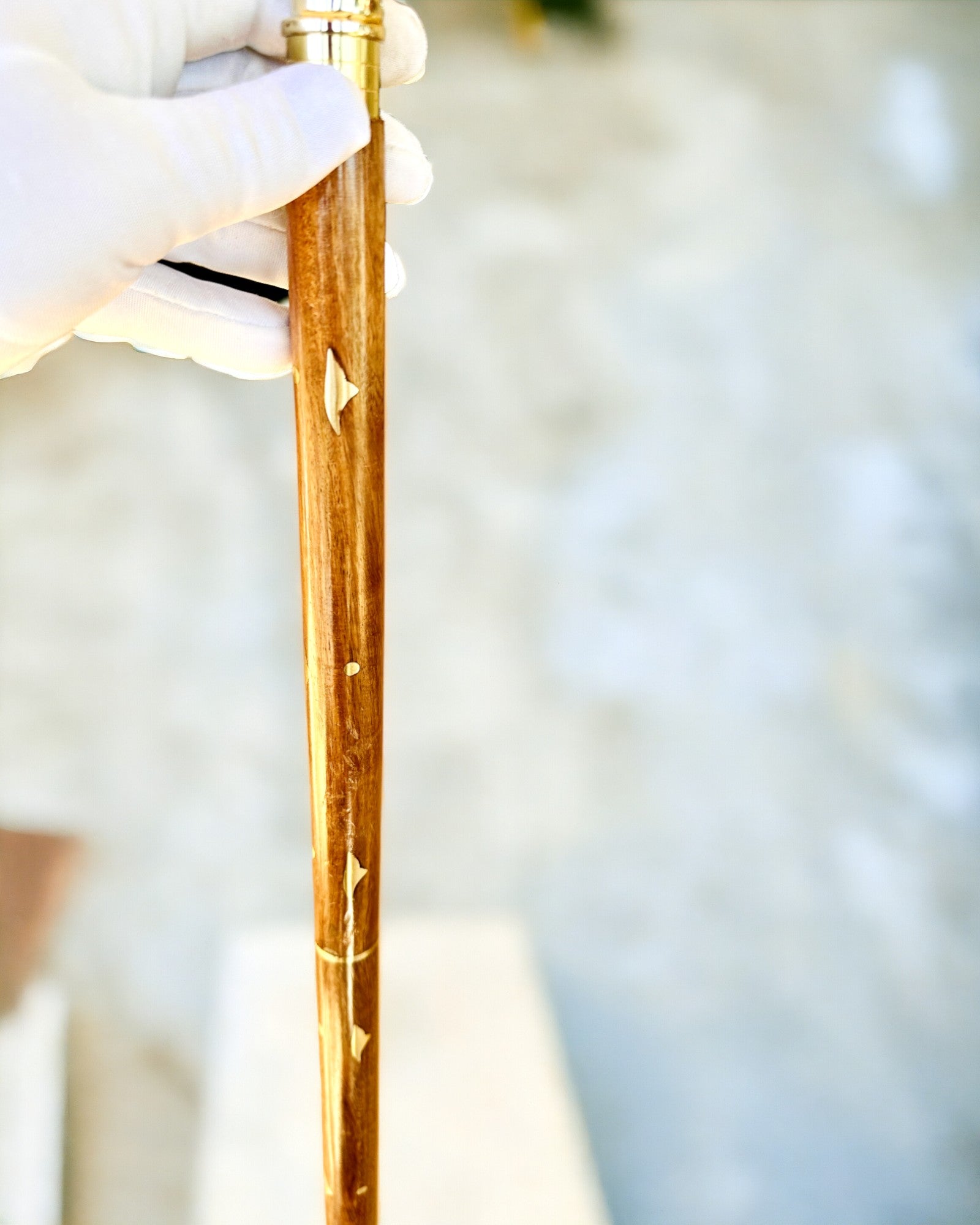 Laska Spacerowa Wolf - Indiskt Mangoträ med Möjlighet till Gravyr, bruna gyllene dekorationer