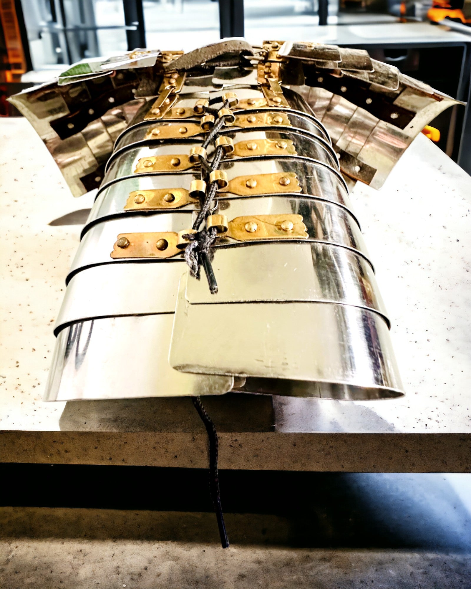 Stads Krigares Rustning - Handgjord, Möjlighet till Gravyr, Höjd Cirka 40 cm