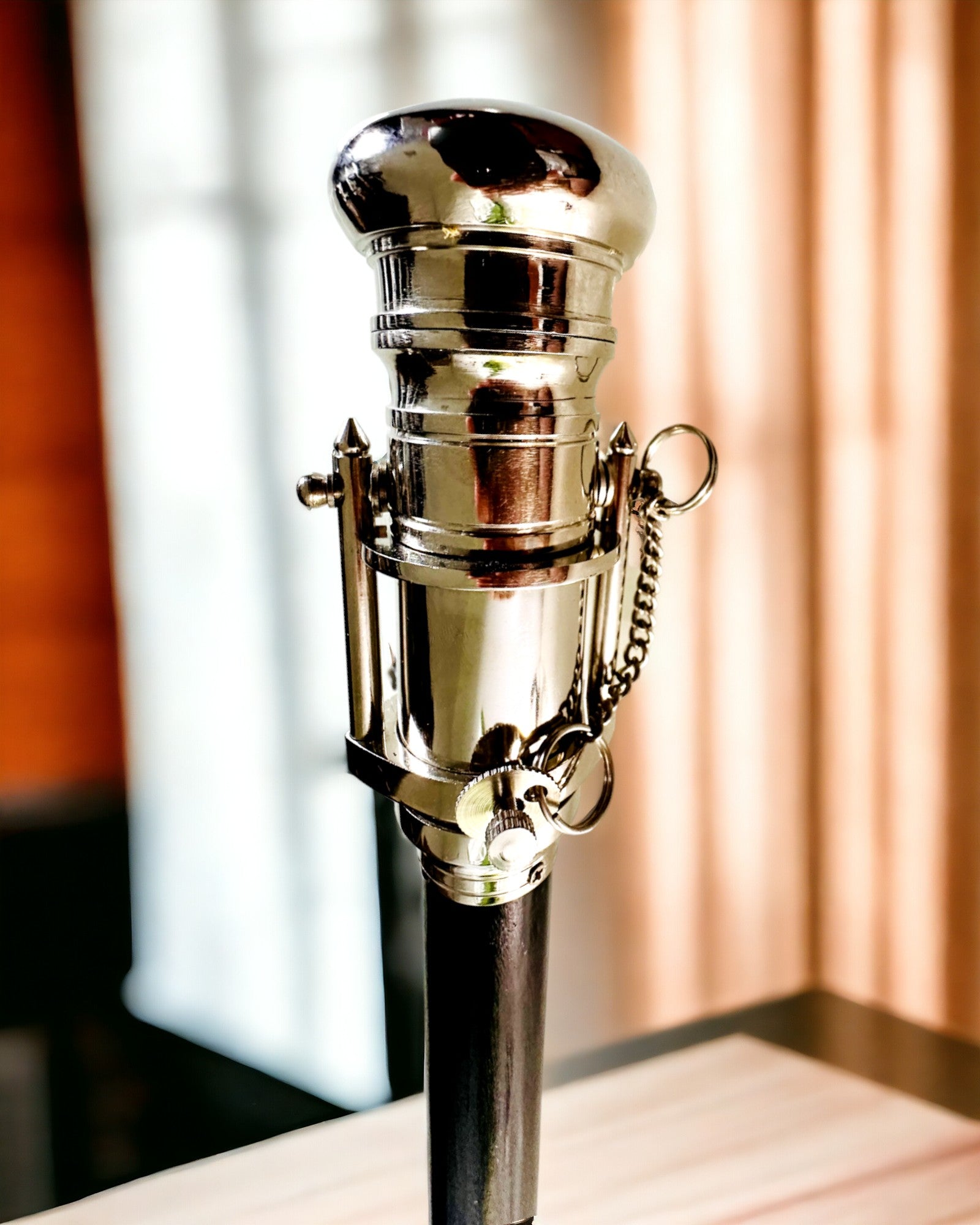 GÅSTAV MED HANDTAG OCH KIKARFUNKTION – ELEGANT OCH MODERN, 95 CM - kaptenens "Navigator's Crest"