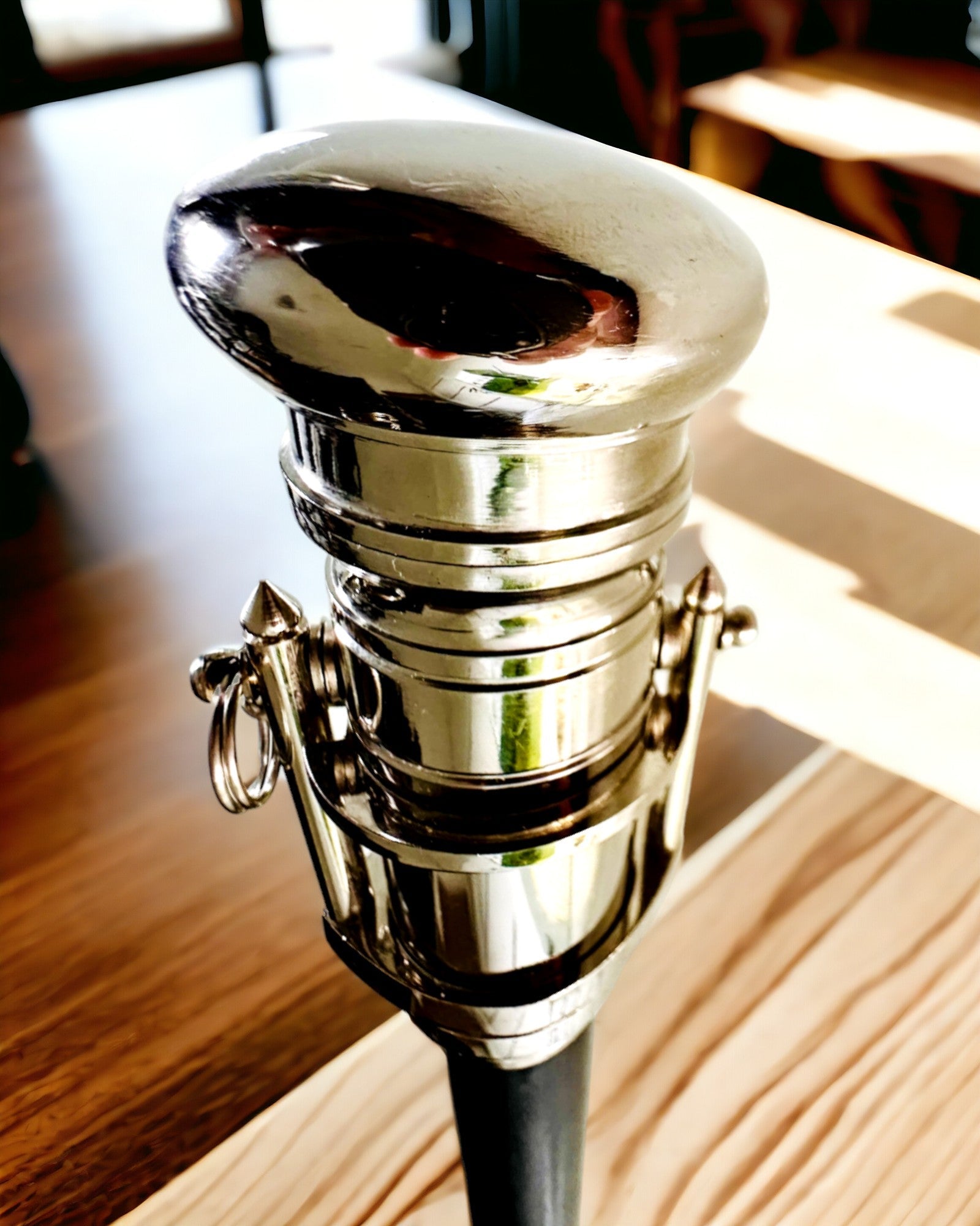 GÅSTAV MED HANDTAG OCH KIKARFUNKTION – ELEGANT OCH MODERN, 95 CM - kaptenens "Navigator's Crest"