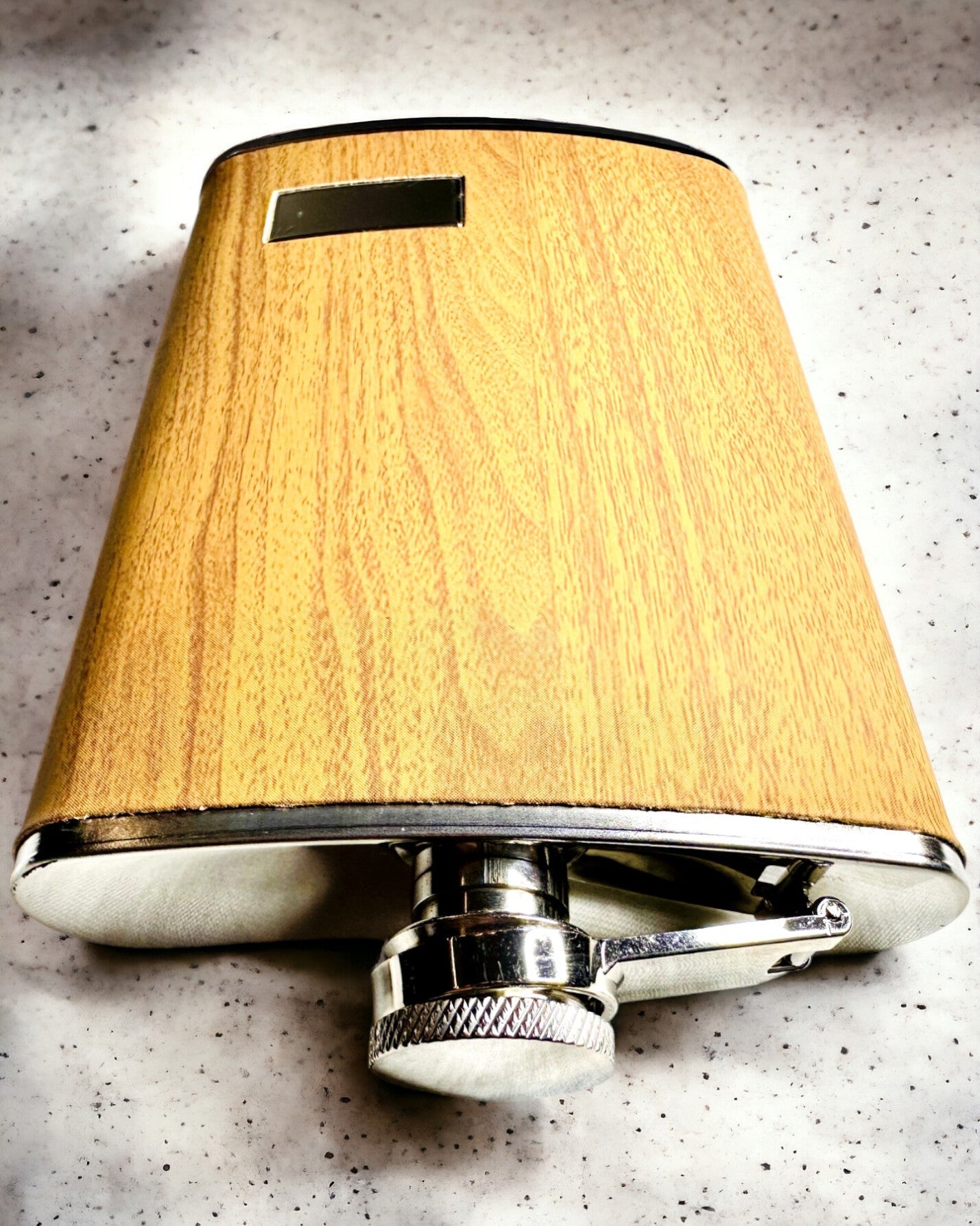 Träset "Piersiówka Elegance" med möjlighet till personlig gravyr