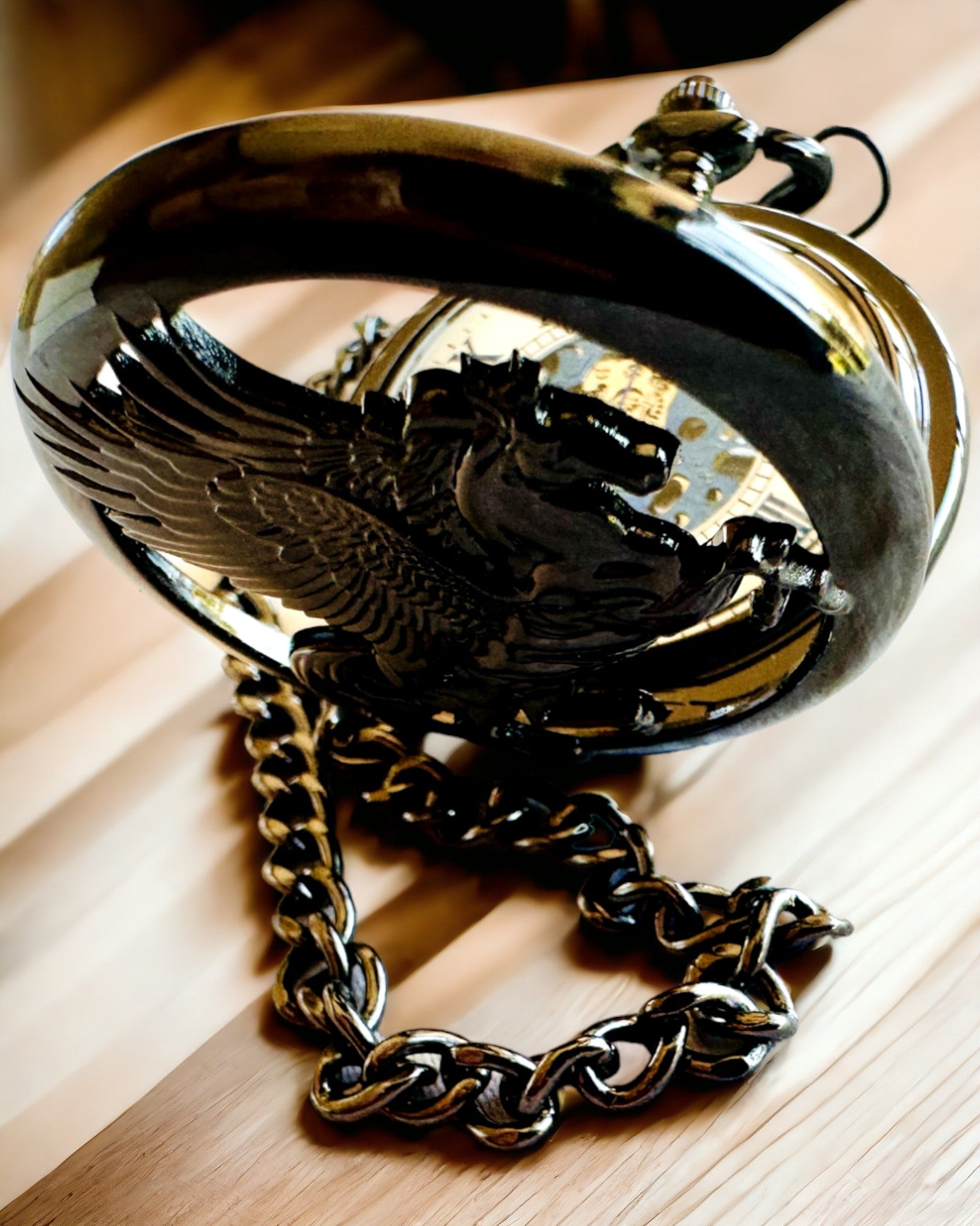 Fickur "Equus Tempus" - Svart med Hästmotiv, möjlighet till gravyrpersonalisering - vit urtavla