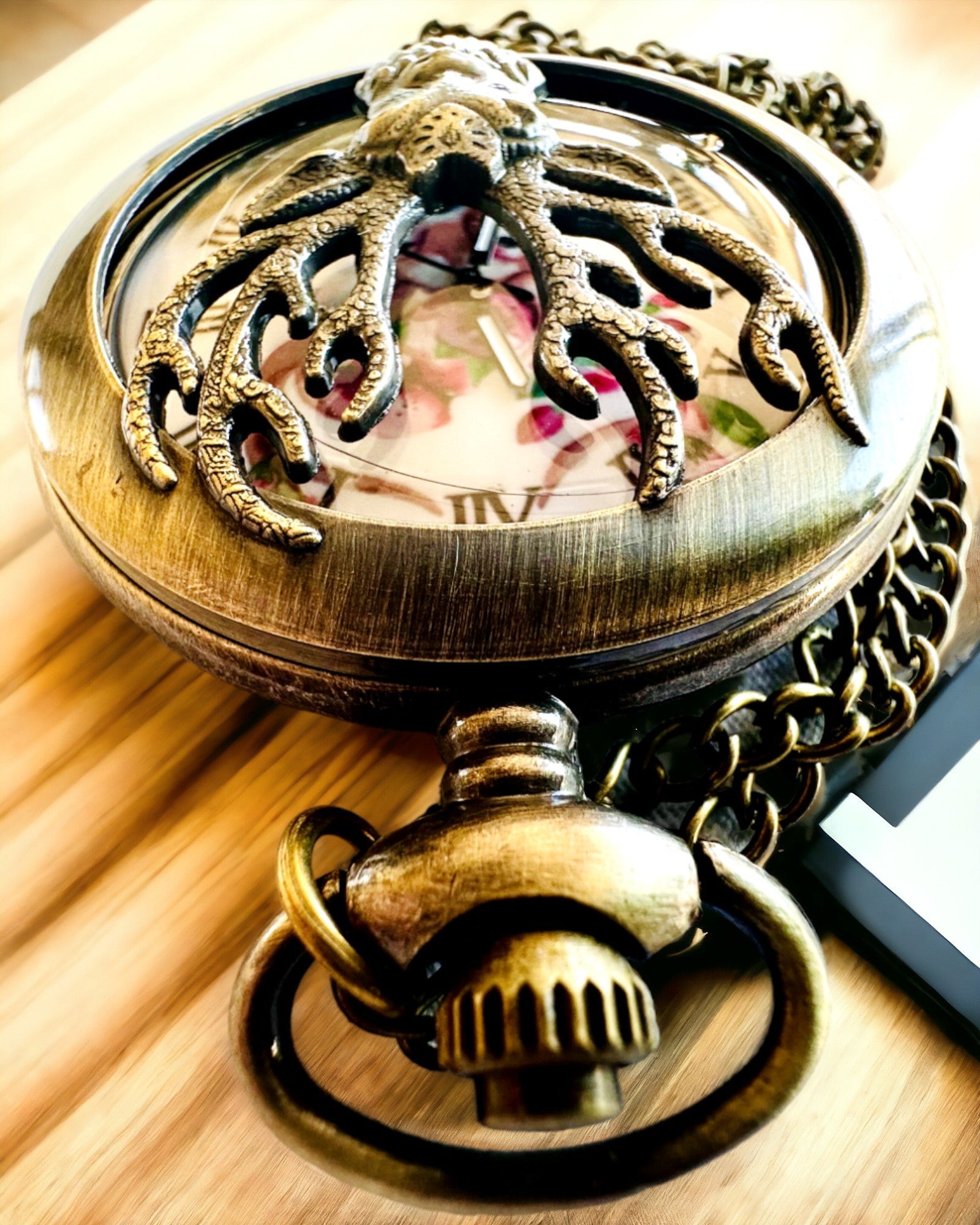 Fickur Skogsvaktare - Elegant Klocka med Hjortmotiv, möjlighet till personlig gravyr