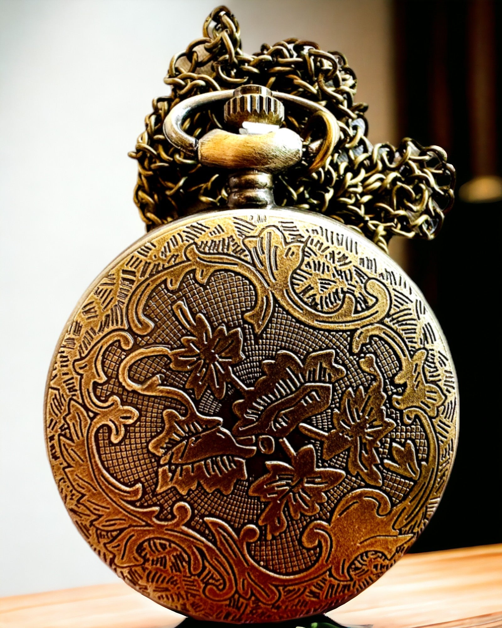 Fickur Skogsvaktare - Elegant Klocka med Hjortmotiv, möjlighet till personlig gravyr