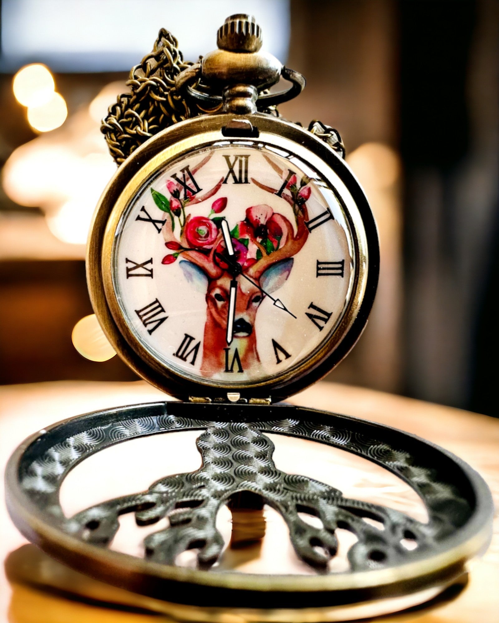 Fickur Skogsvaktare - Elegant Klocka med Hjortmotiv, möjlighet till personlig gravyr