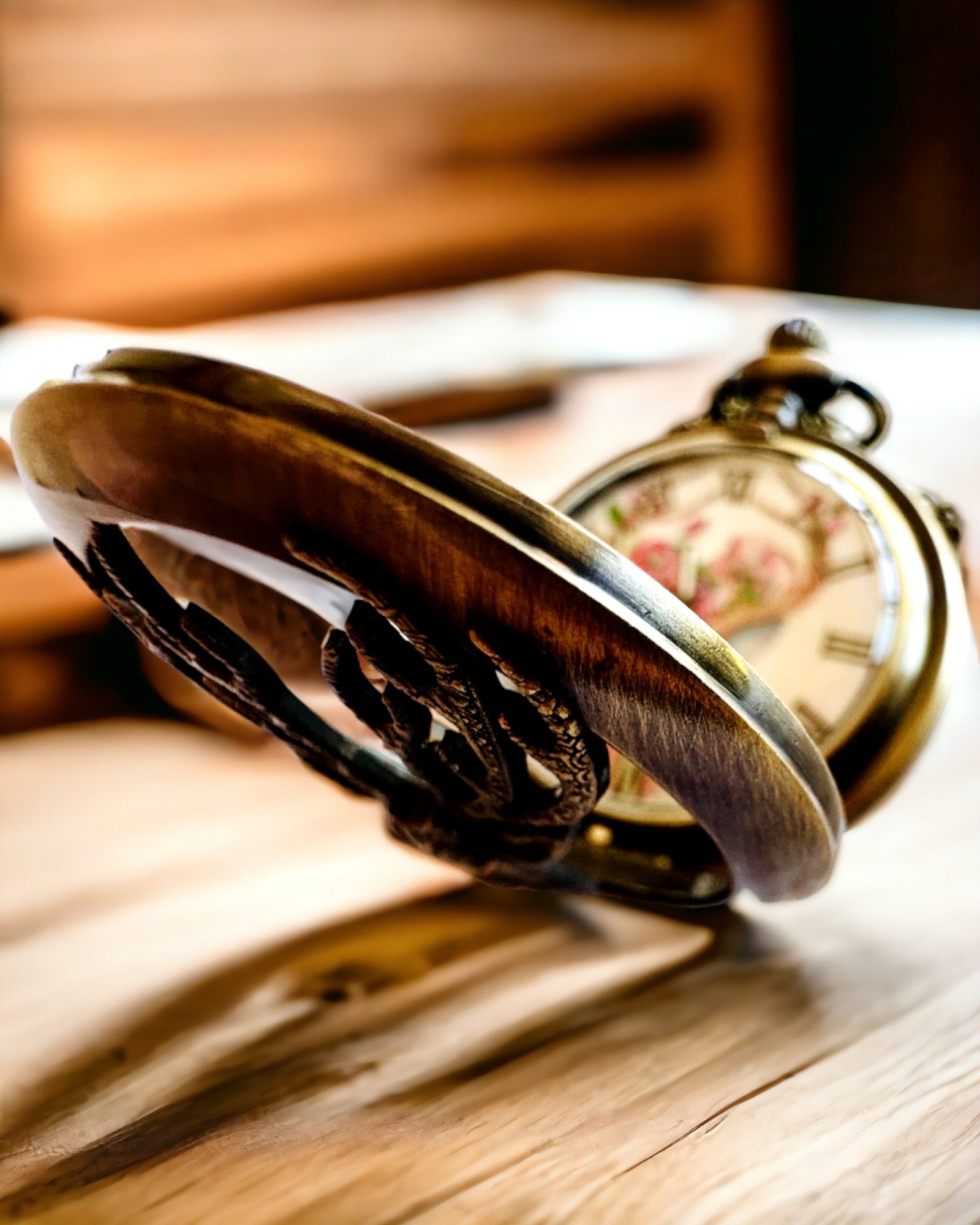 Fickur Skogsvaktare - Elegant Klocka med Hjortmotiv, möjlighet till personlig gravyr