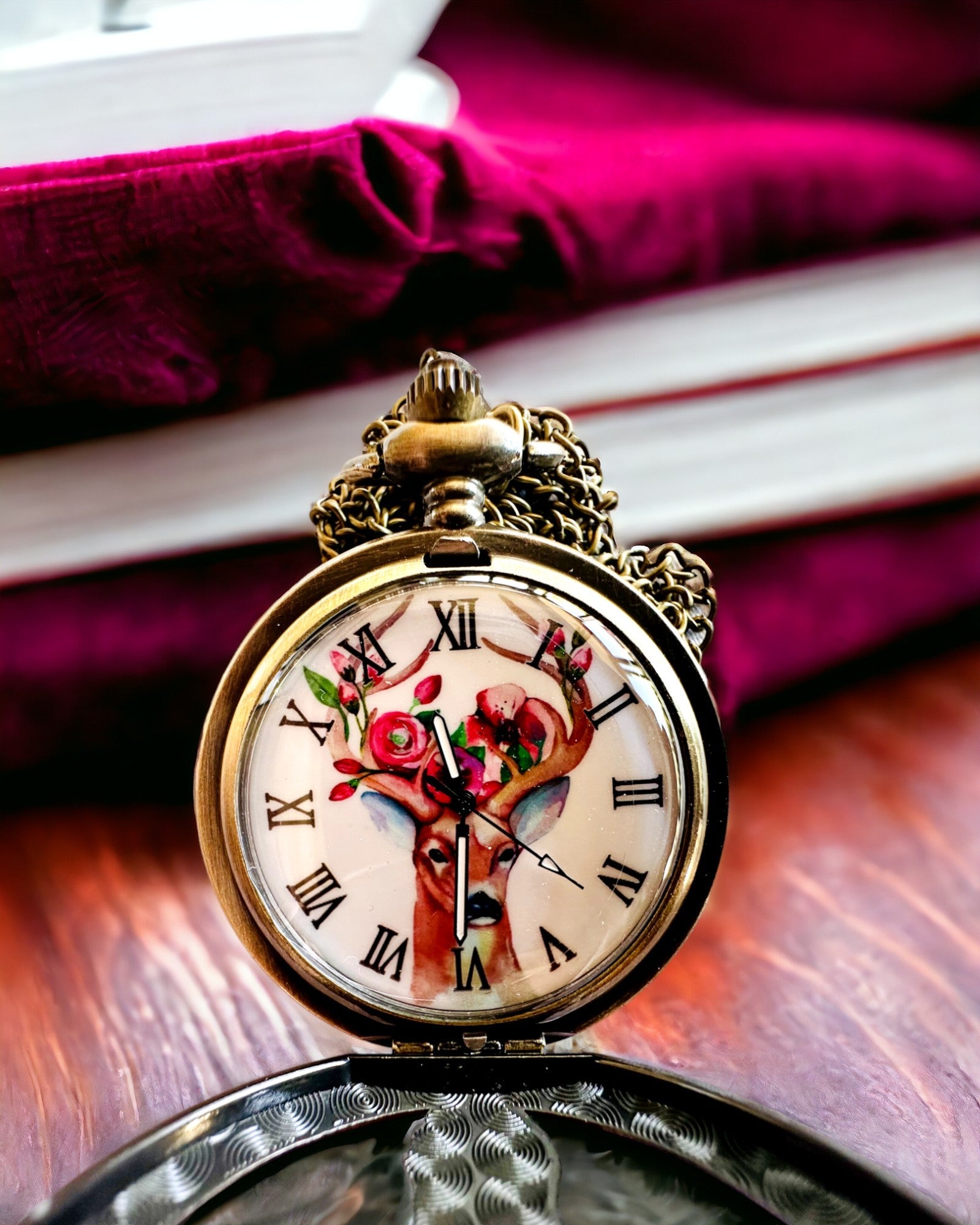 Fickur Skogsvaktare - Elegant Klocka med Hjortmotiv, möjlighet till personlig gravyr