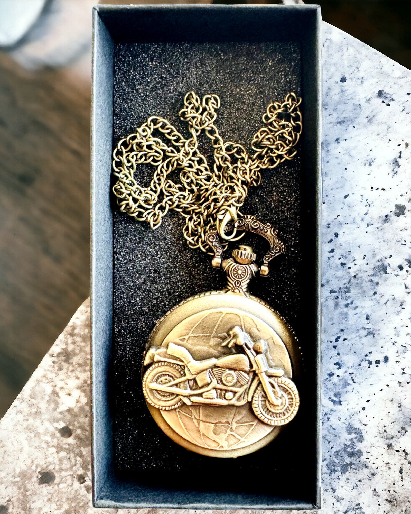 Fickur "Motocykel Elegans" – Gravyr