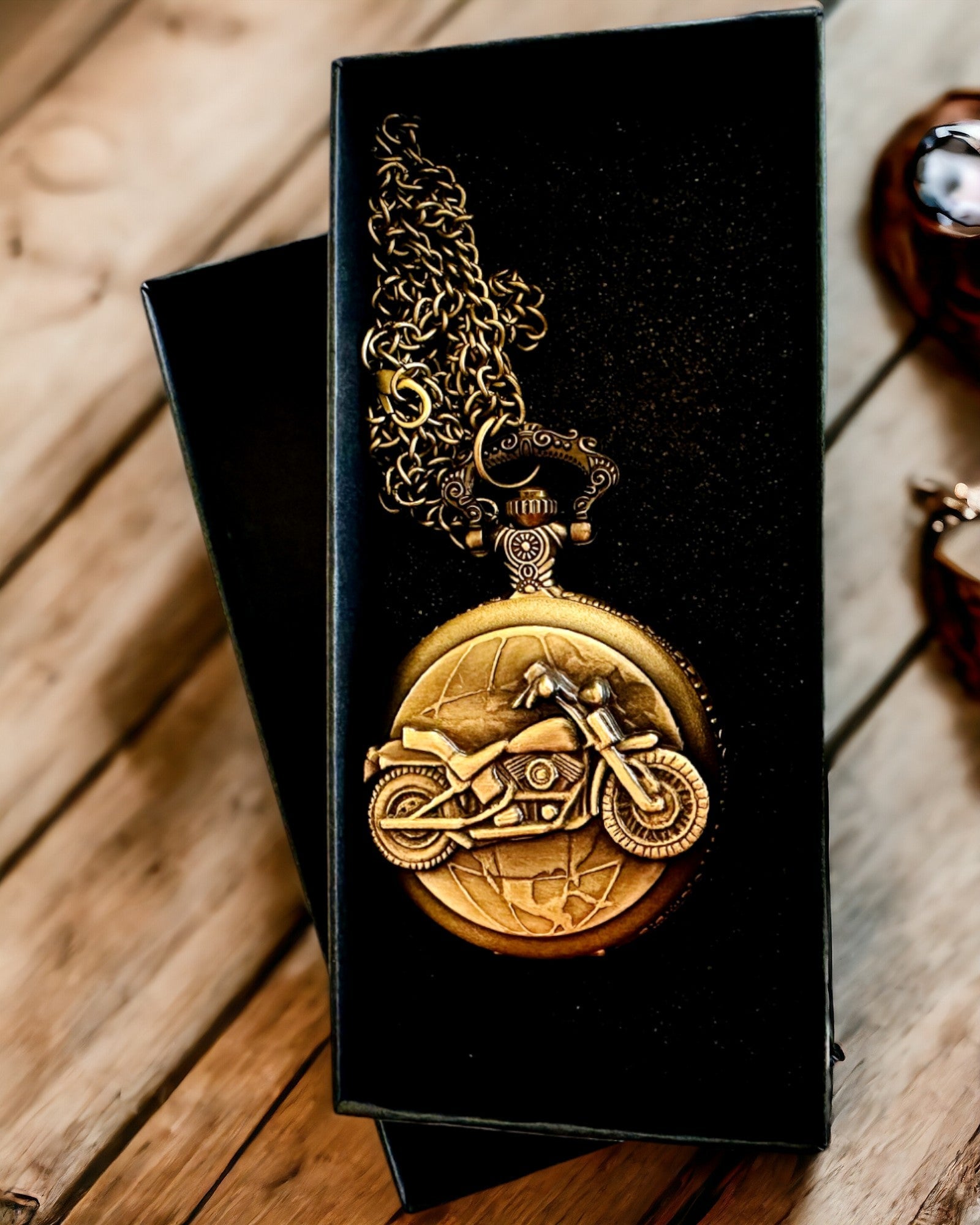 Fickur "Motocykel Elegans" – Gravyr