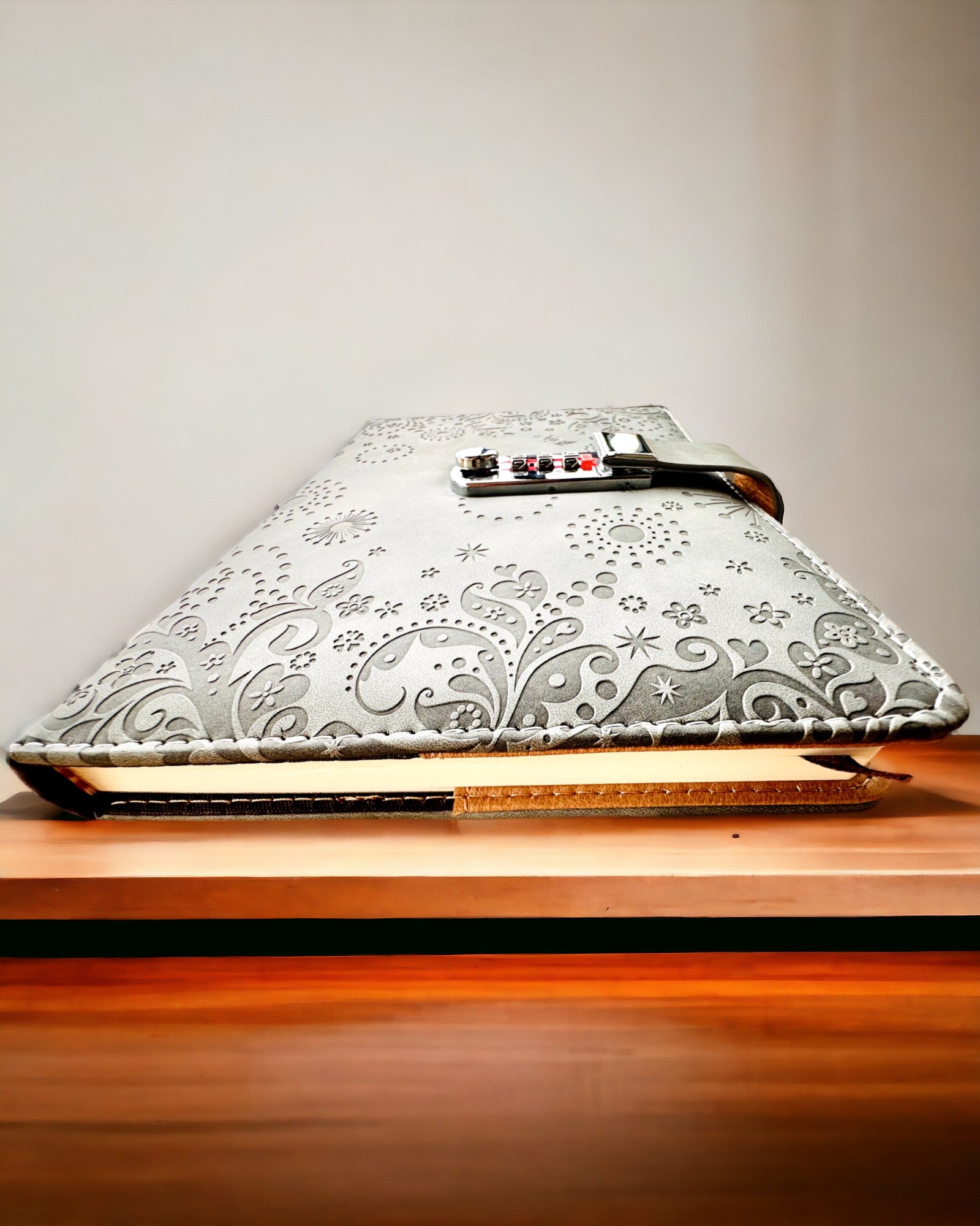 Exklusiv Anteckningsbok, PU-läder, A5 med Kodlås - "Secret Journal", personalisering med gravyr