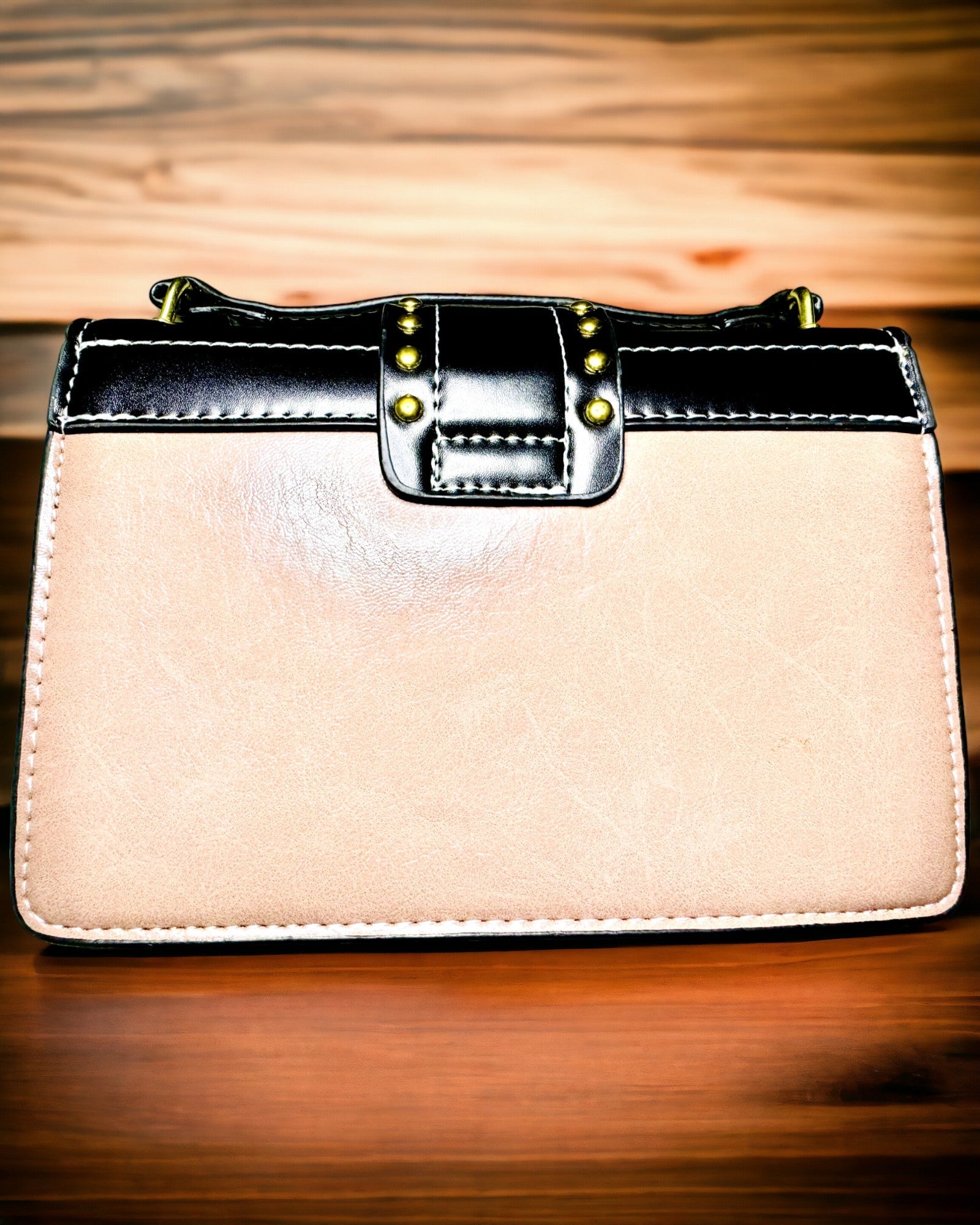 Kvadratisk Ljuslila Axelväska med Lejonmotiv – Elegant Handväska i Texturerat PU-läder. Personalisering med gravyr