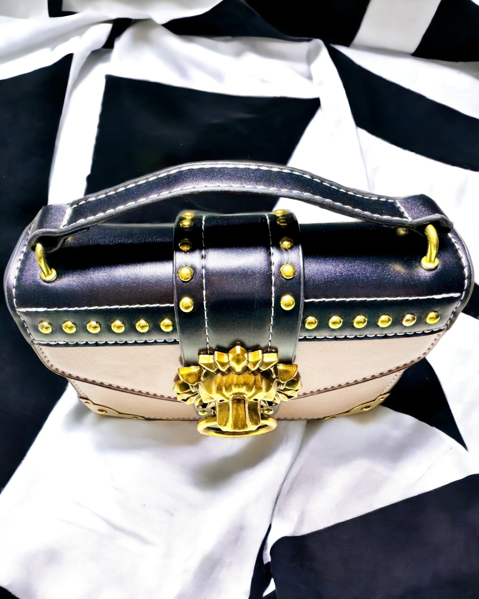 Kvadratisk Ljuslila Axelväska med Lejonmotiv – Elegant Handväska i Texturerat PU-läder. Personalisering med gravyr