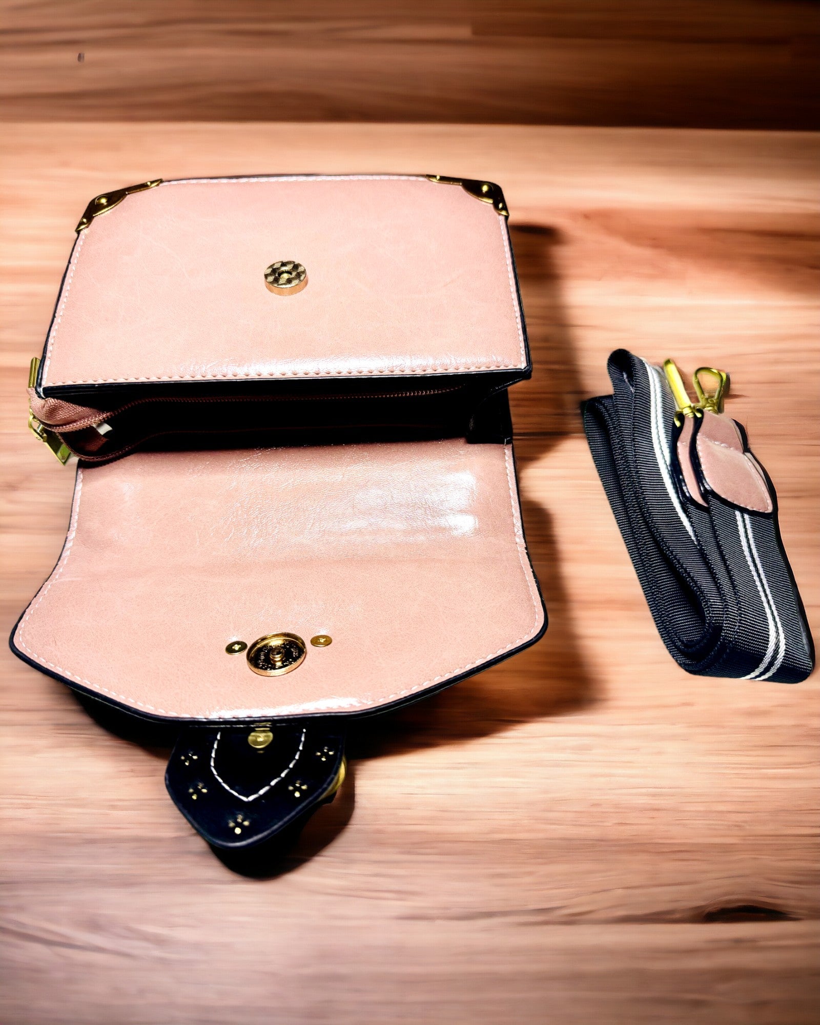 Kvadratisk Ljuslila Axelväska med Lejonmotiv – Elegant Handväska i Texturerat PU-läder. Personalisering med gravyr