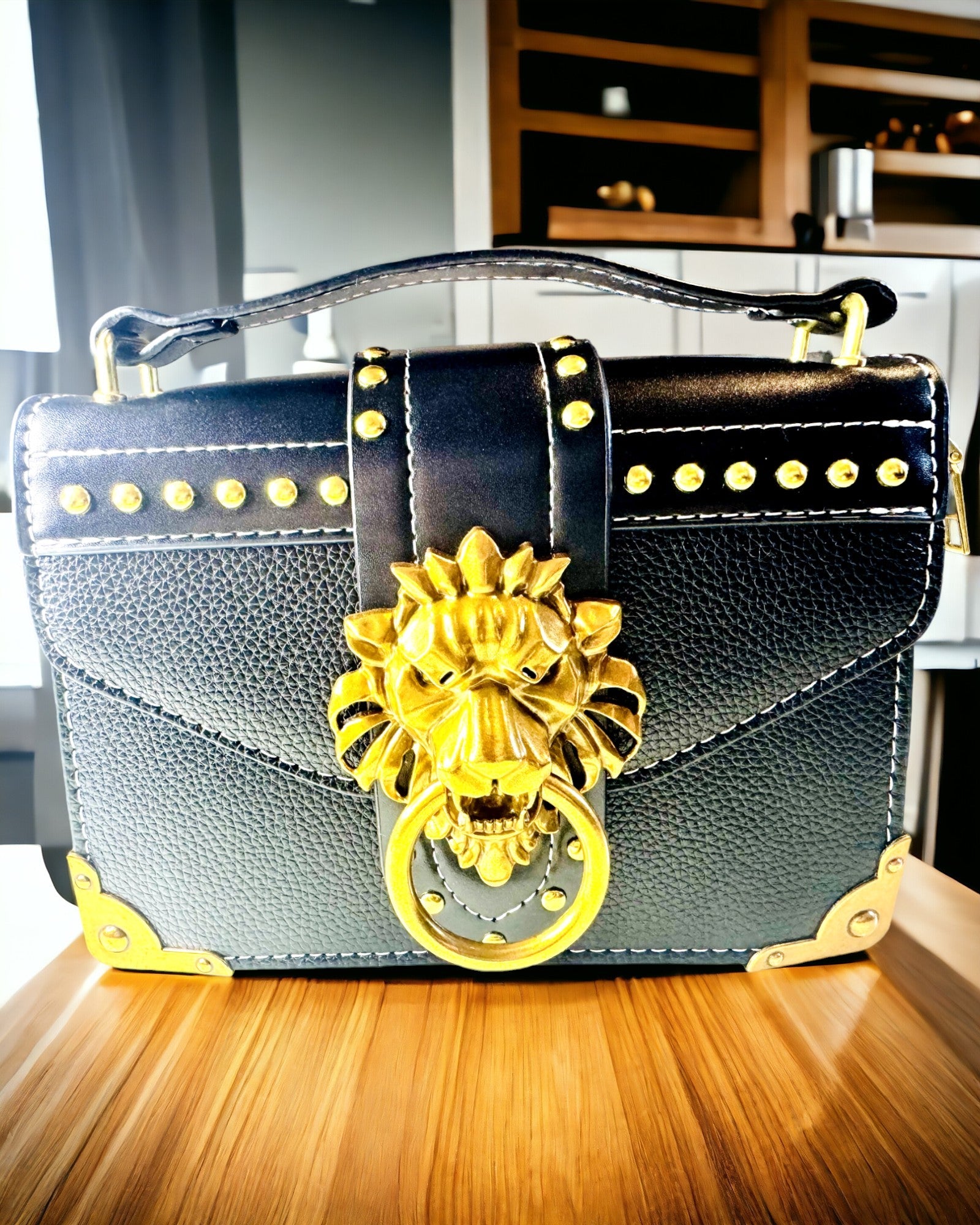 Moderna Kvadratisk Axelväska med Lejonaccent - färg svart