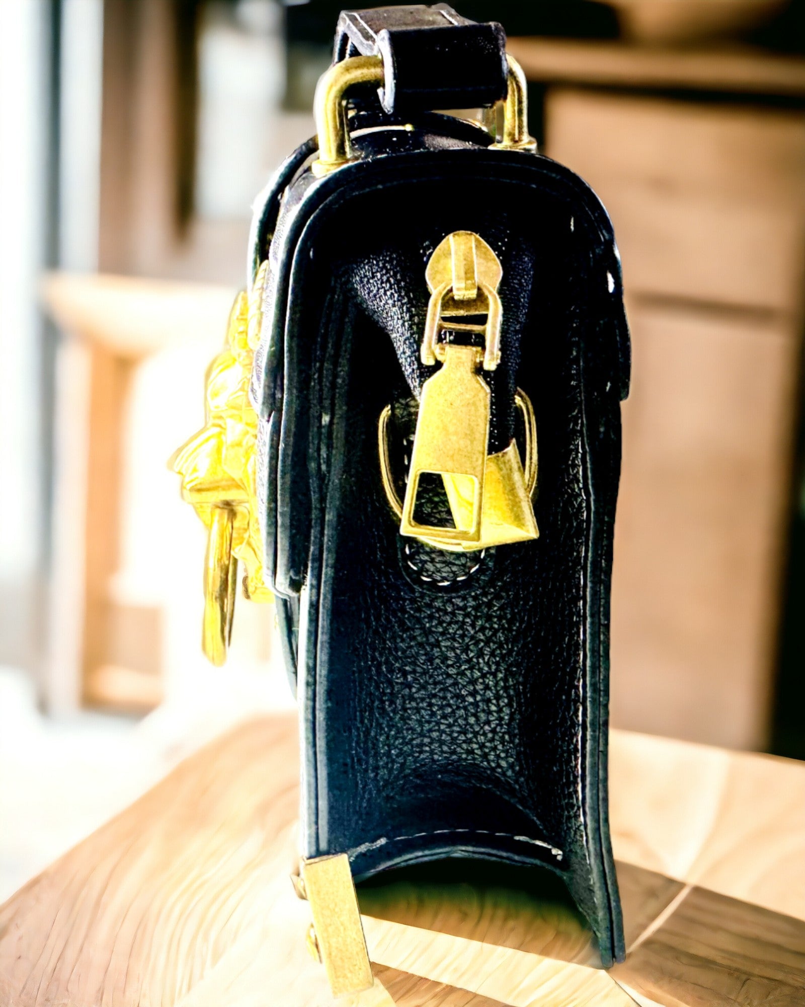 Moderna Kvadratisk Axelväska med Lejonaccent - färg svart