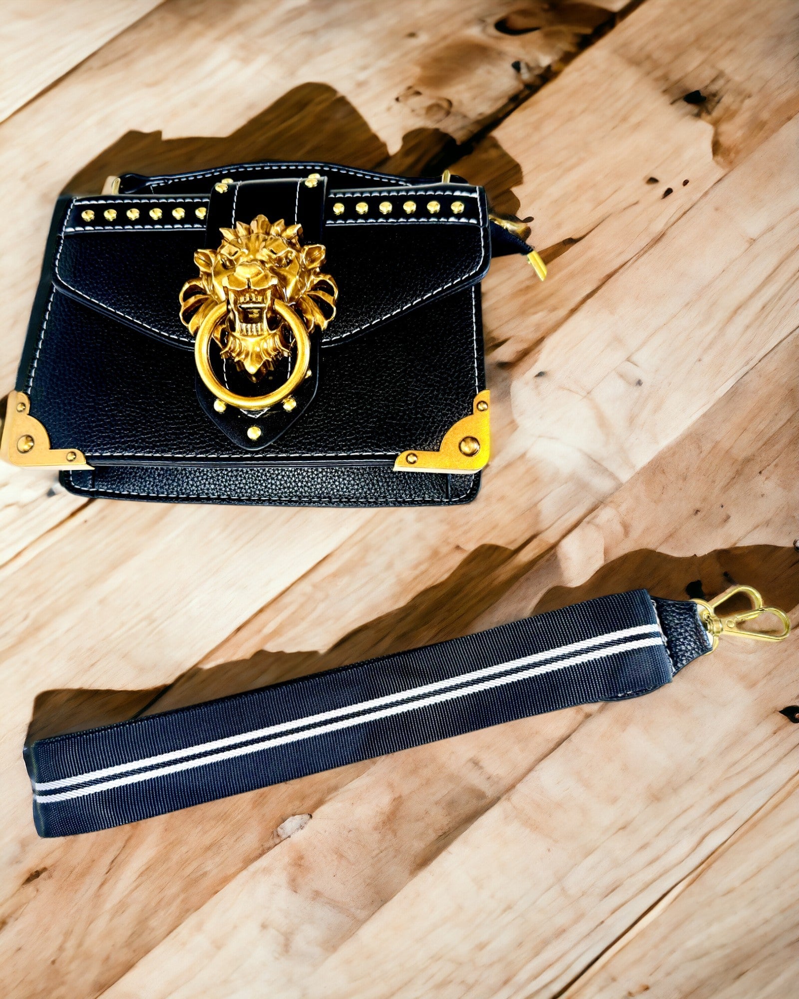 Moderna Kvadratisk Axelväska med Lejonaccent - färg svart