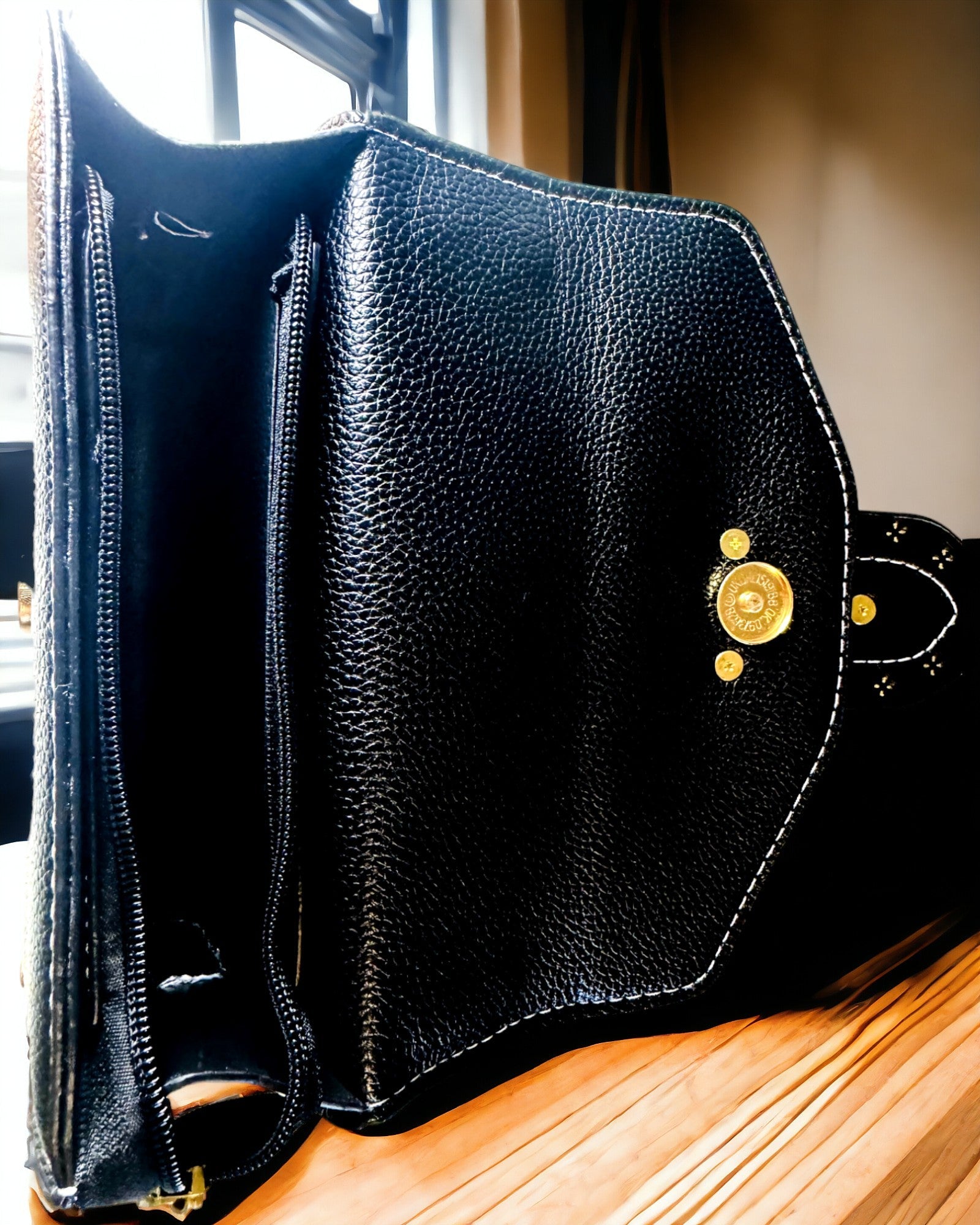 Moderna Kvadratisk Axelväska med Lejonaccent - färg svart