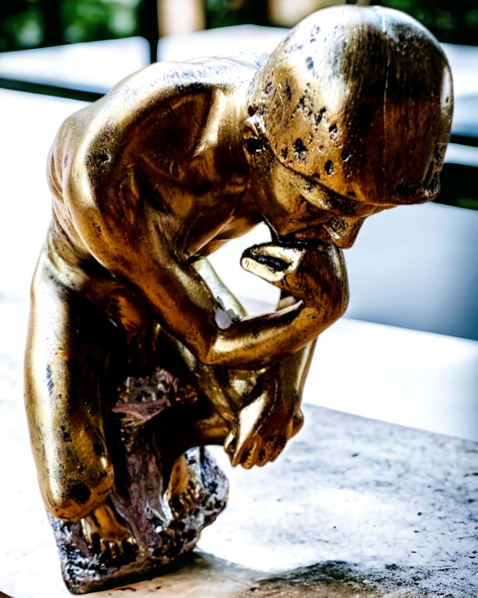 Złoty Myśliciel - Figur i harts, personalisering med gravyr