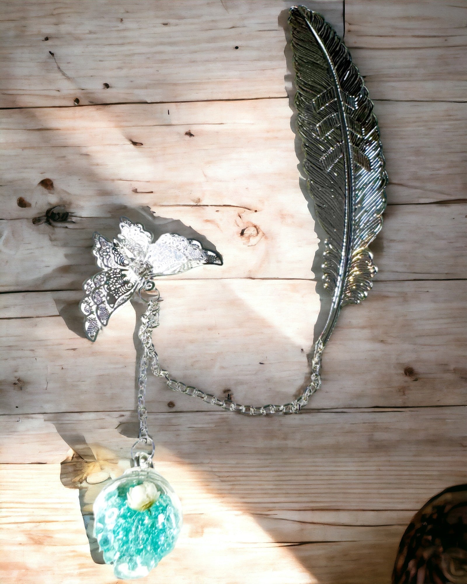 Kreativ Bokmärke i Retro Stil med Fjäder- och Fjärilsmotiv – Elegant Reklampresent, Färg Silver/Blå