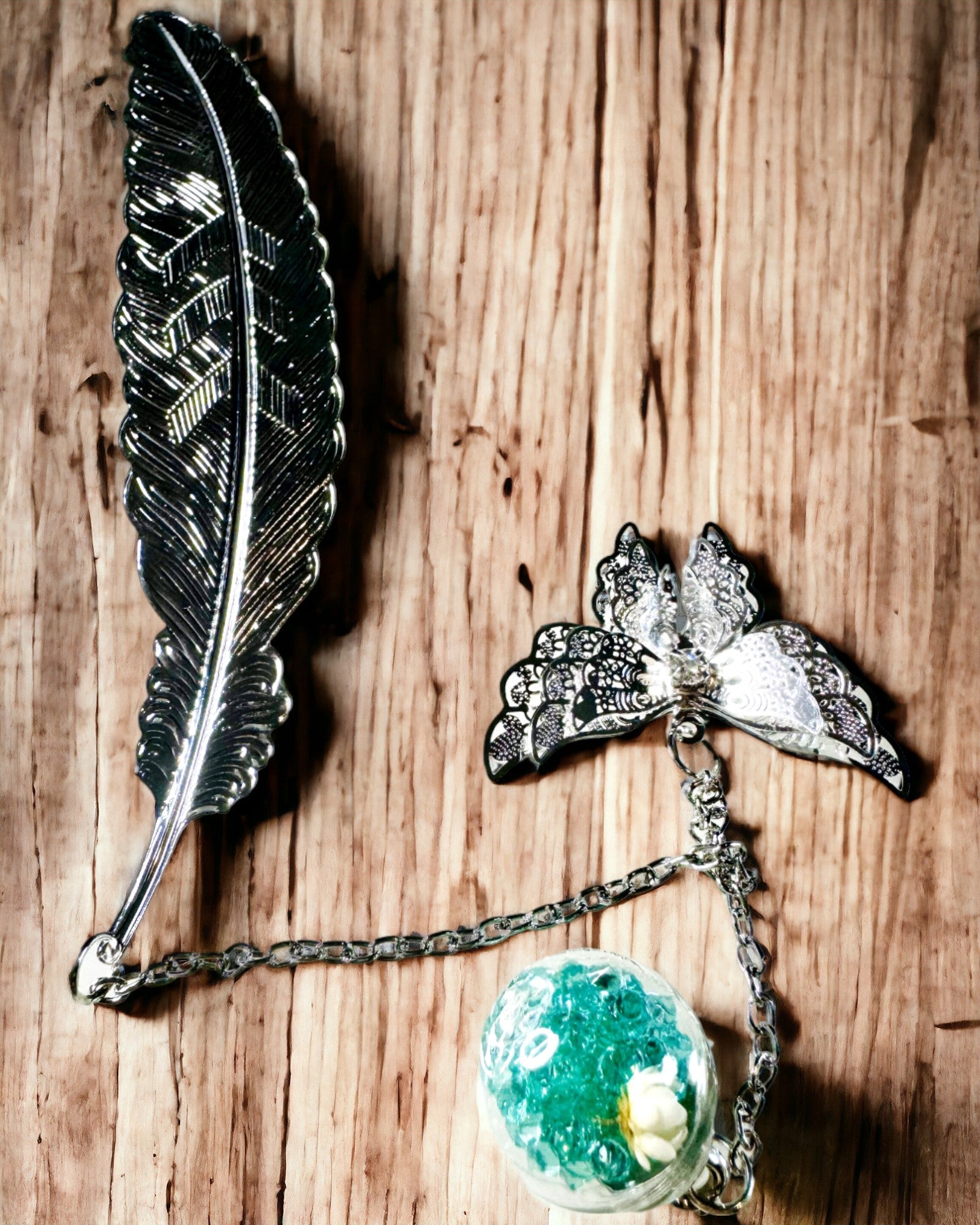 Kreativ Bokmärke i Retro Stil med Fjäder- och Fjärilsmotiv – Elegant Reklampresent, Färg Silver/Blå