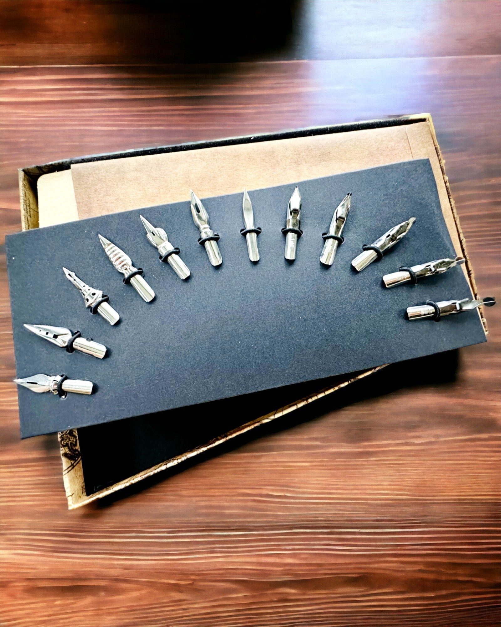 Exklusivt kalligrafiset, doppfjäderpenna och bläckset, personalisering med gravyr