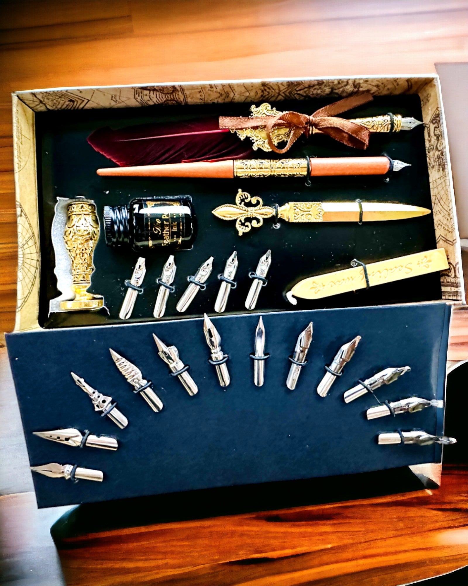 Exklusivt kalligrafiset, doppfjäderpenna och bläckset, personalisering med gravyr