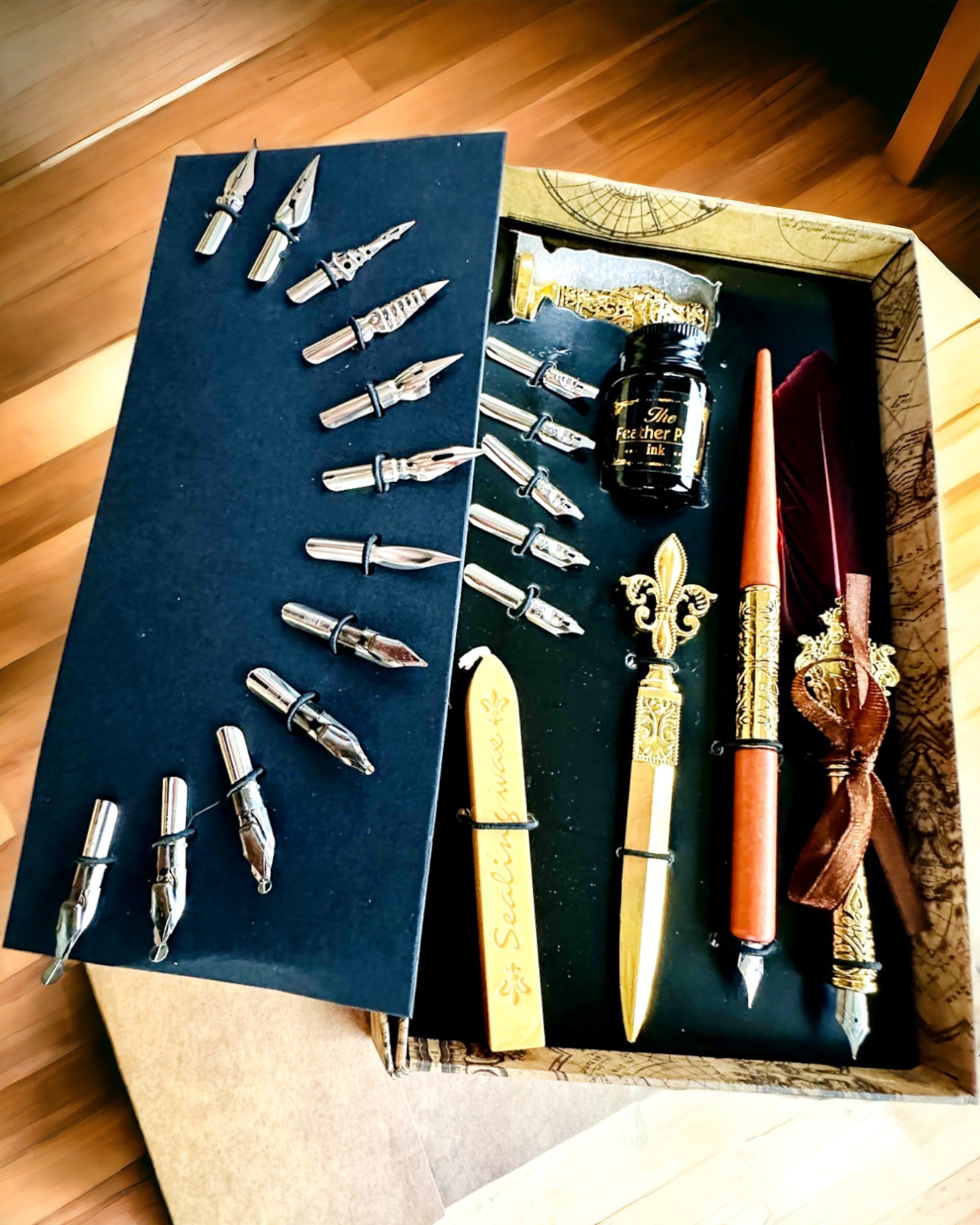 Exklusivt kalligrafiset, doppfjäderpenna och bläckset, personalisering med gravyr