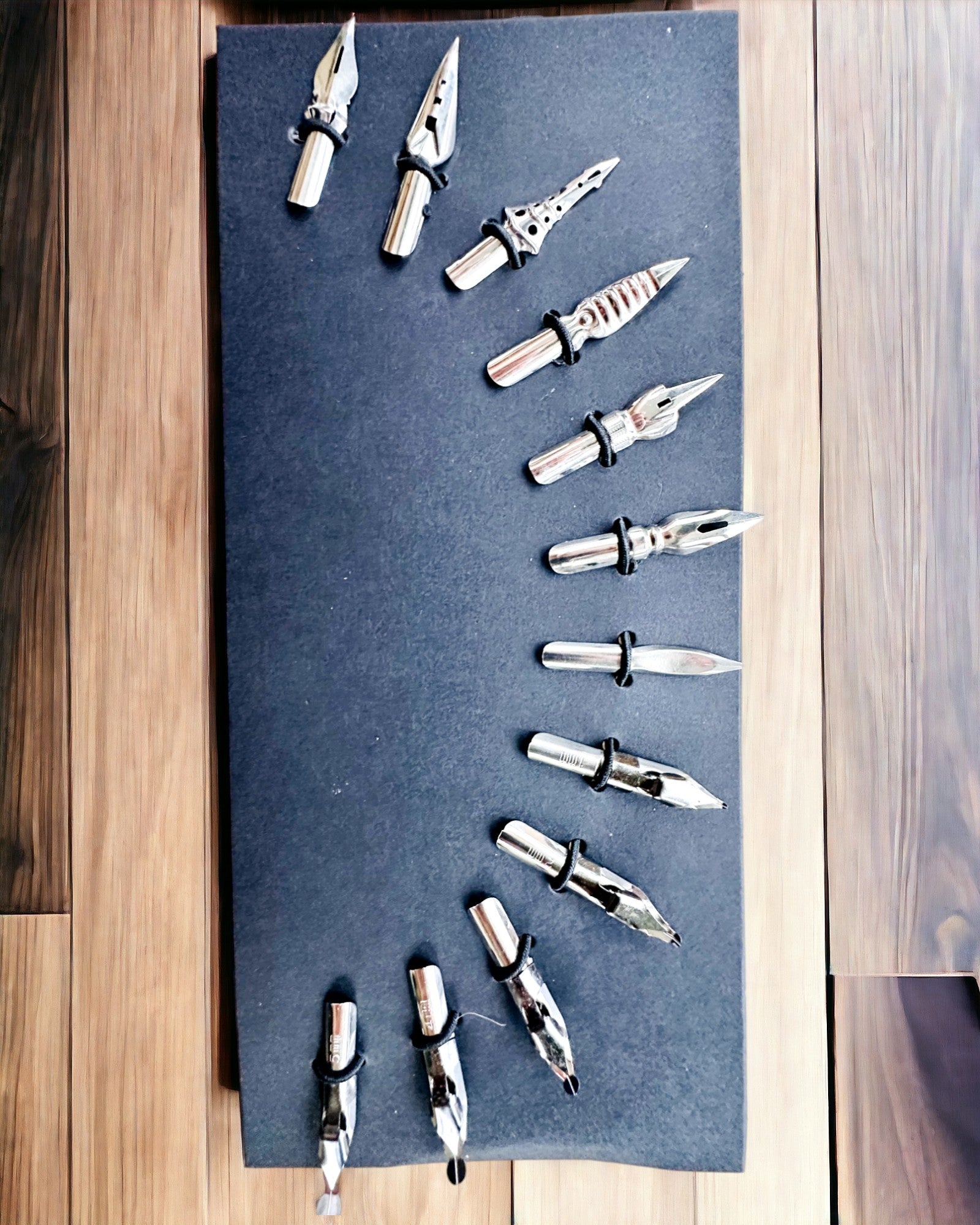 Exklusivt kalligrafiset, doppfjäderpenna och bläckset, personalisering med gravyr