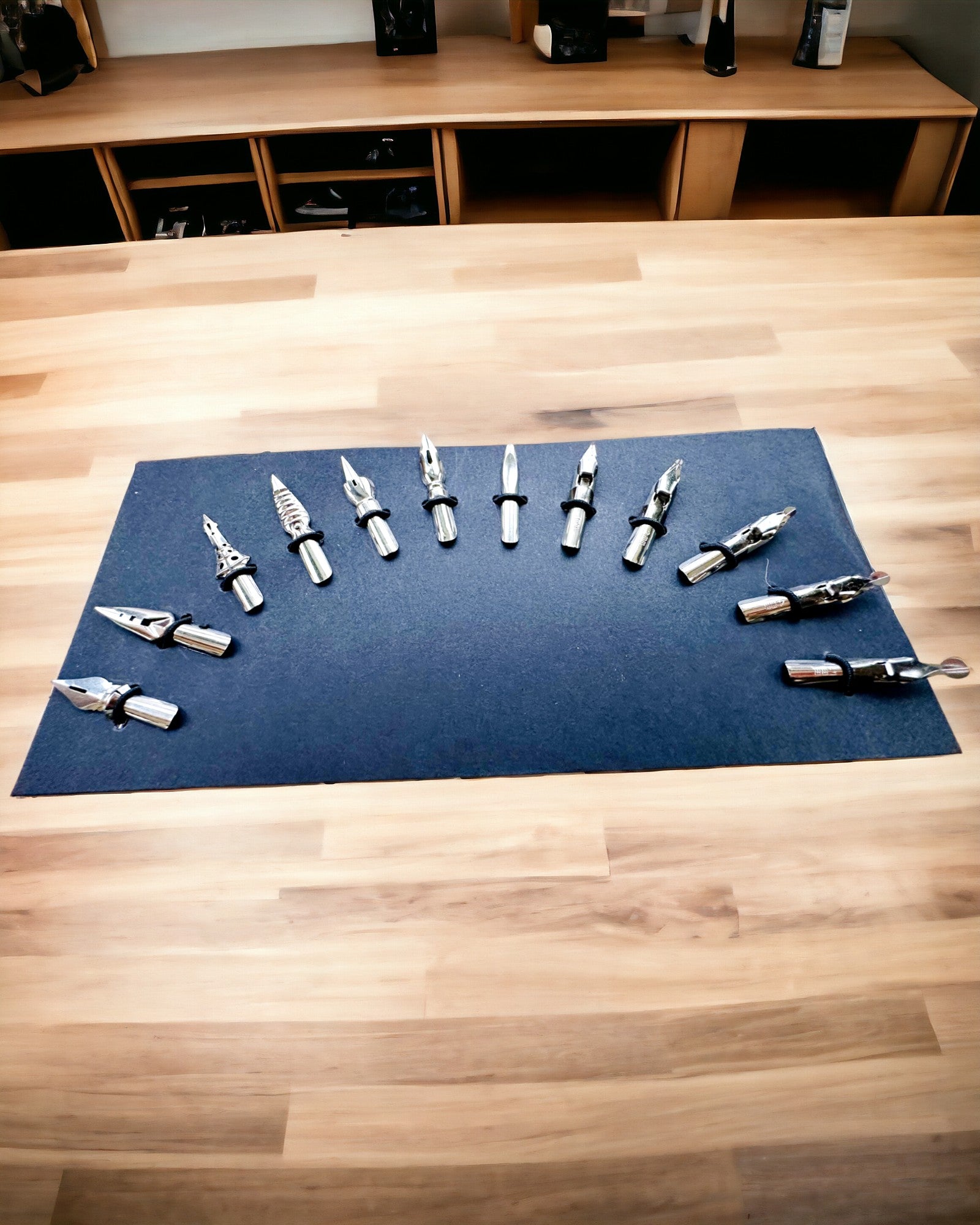 Exklusivt kalligrafiset, doppfjäderpenna och bläckset, personalisering med gravyr