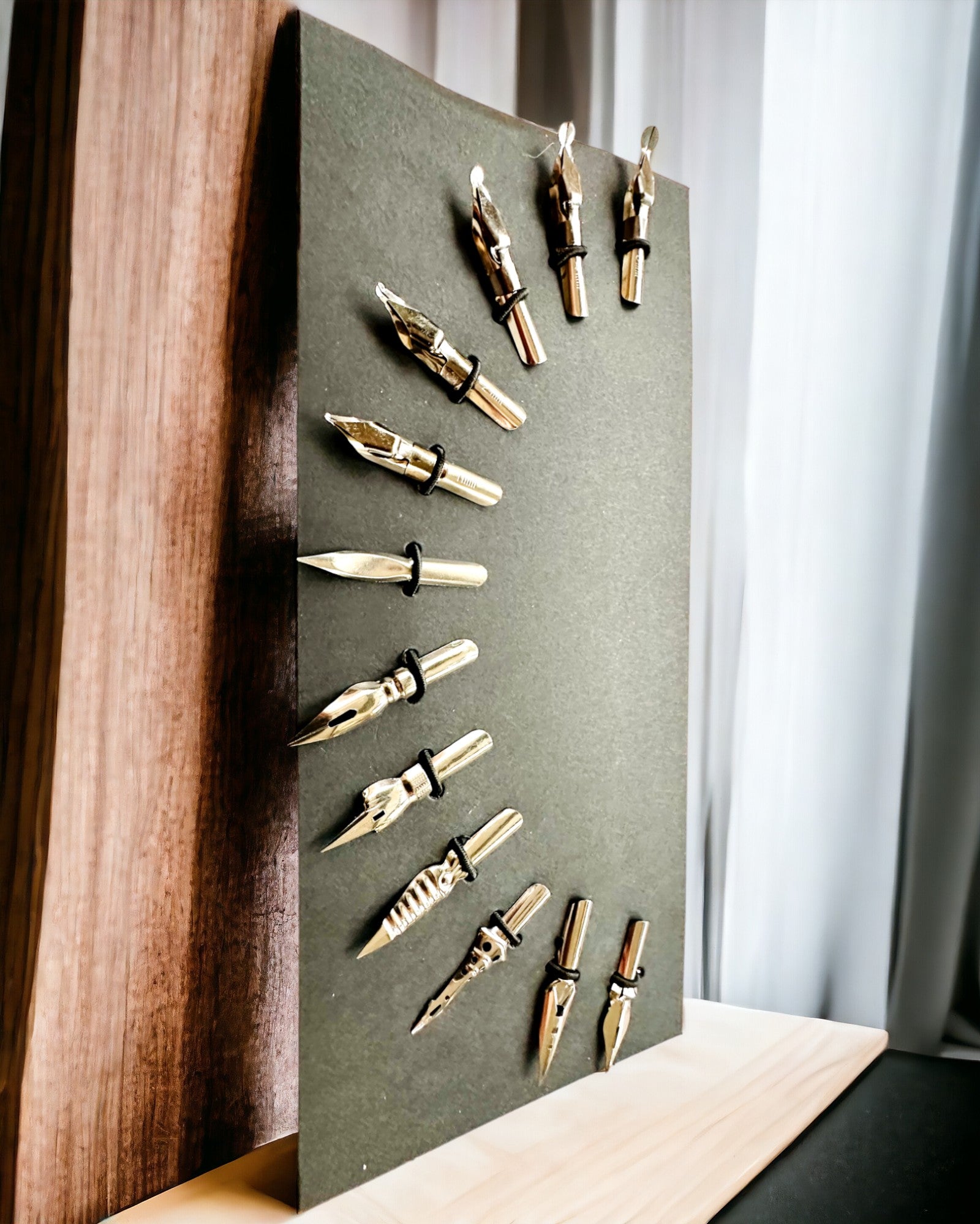 Exklusivt kalligrafiset, doppfjäderpenna och bläckset, personalisering med gravyr