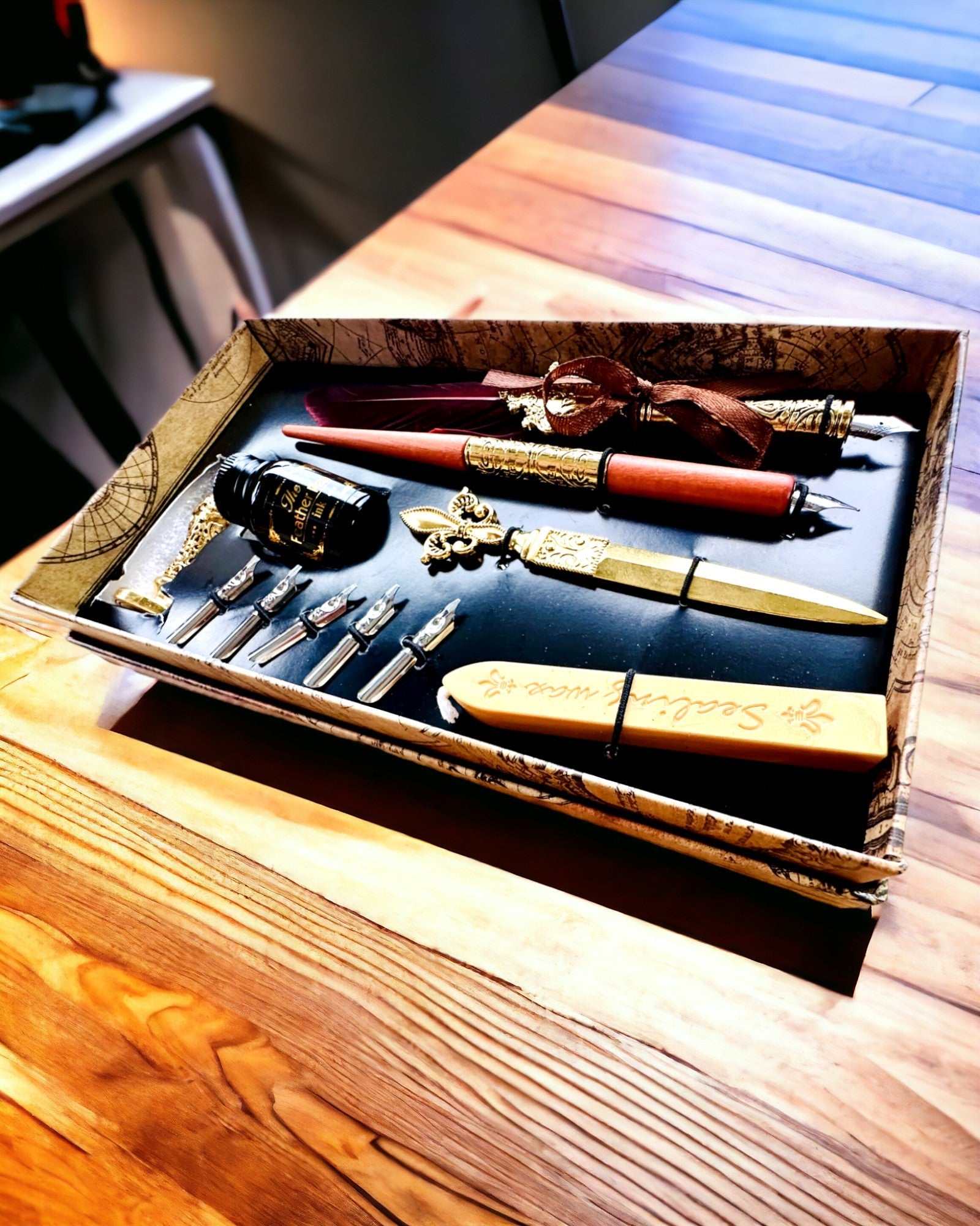 Exklusivt kalligrafiset, doppfjäderpenna och bläckset, personalisering med gravyr