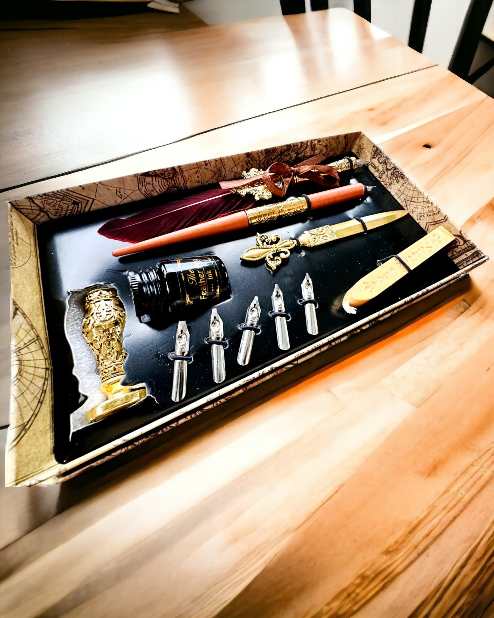 Exklusivt kalligrafiset, doppfjäderpenna och bläckset, personalisering med gravyr