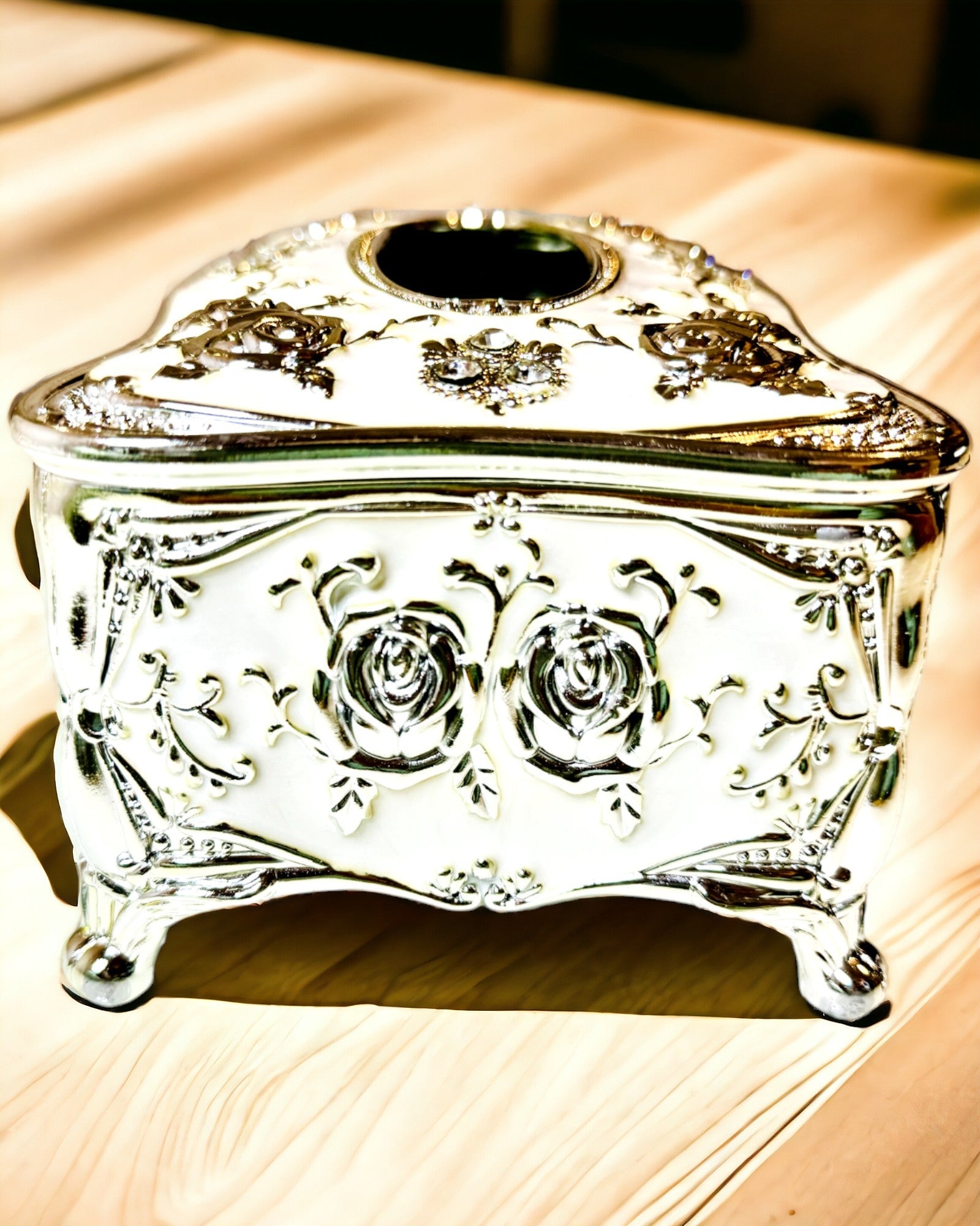 Låda för Näsdukar med Präglat Rosmönster - Elegant Inredningsdetalj, vit