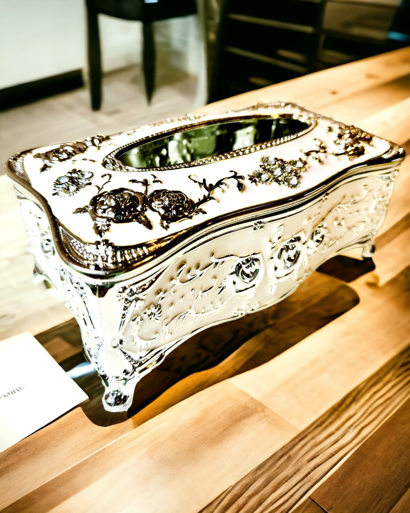 Låda för Näsdukar med Präglat Rosmönster - Elegant Inredningsdetalj, vit