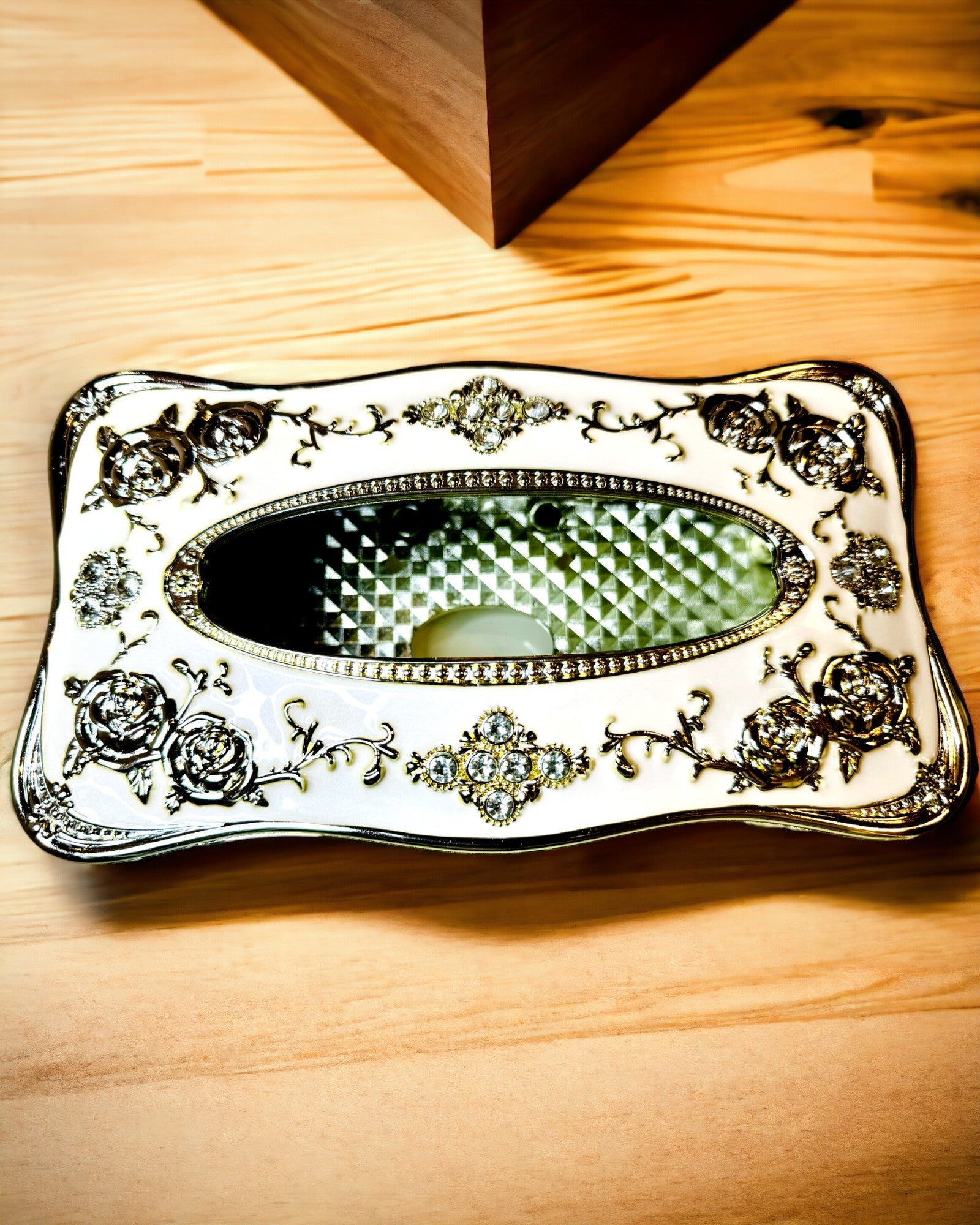 Låda för Näsdukar med Präglat Rosmönster - Elegant Inredningsdetalj, vit