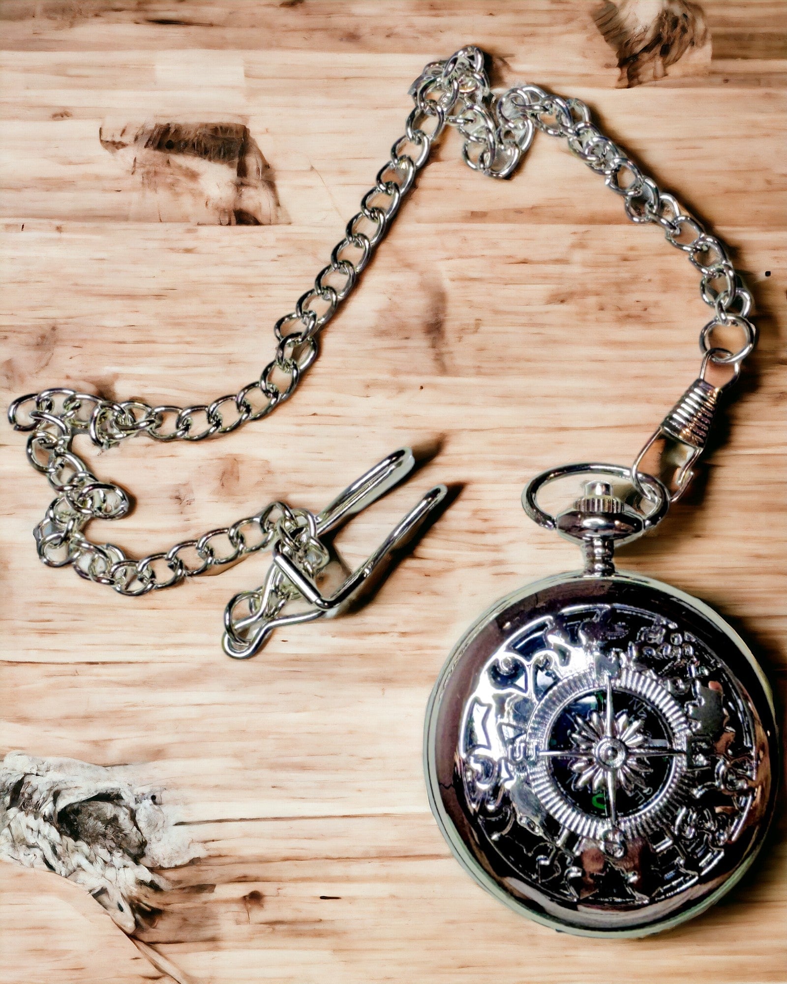 Fickkompass Silverfärgad i Retro Stil med Genombrutet Mönster – Elegant och Praktisk. Gravyr