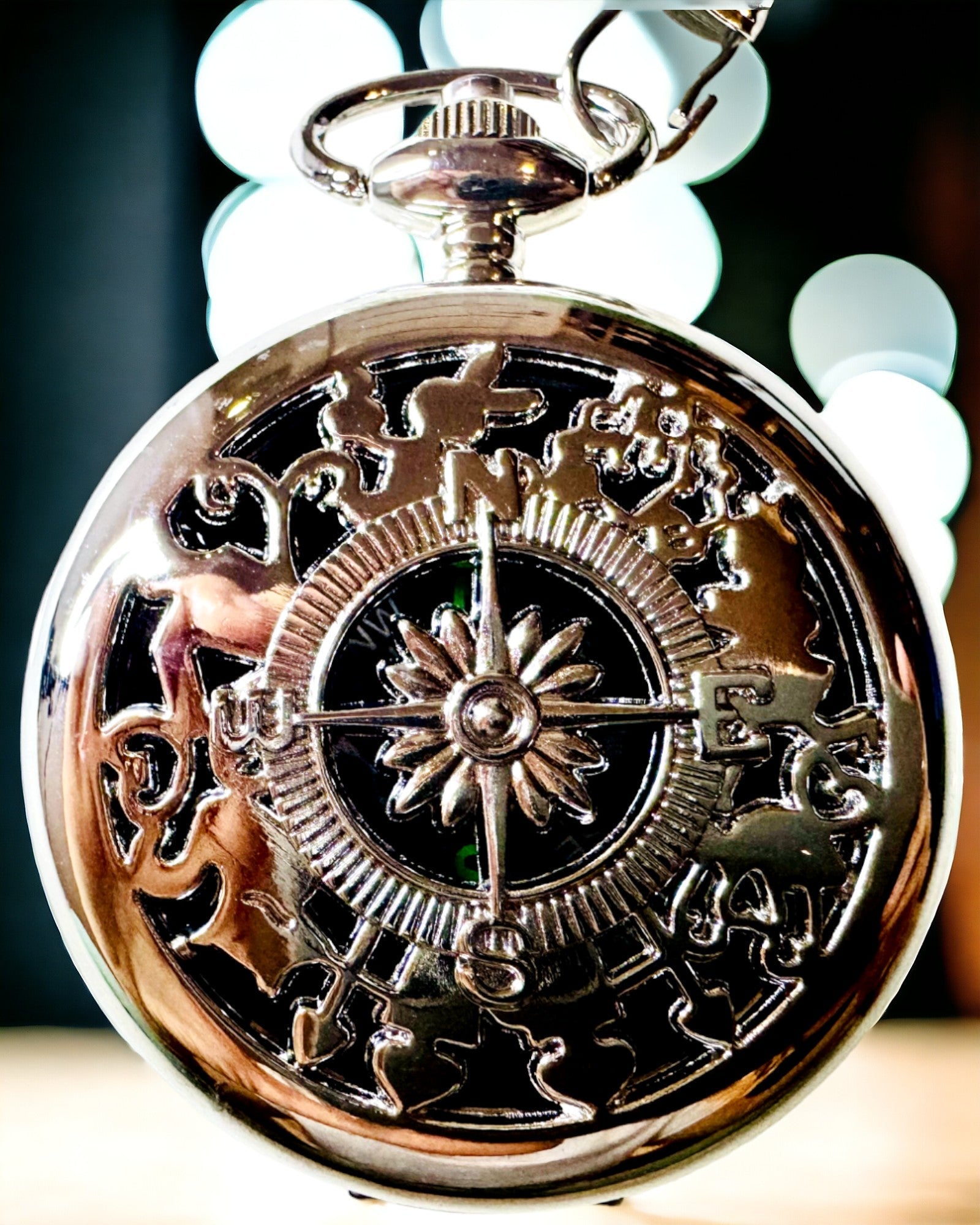 Fickkompass Silverfärgad i Retro Stil med Genombrutet Mönster – Elegant och Praktisk. Gravyr