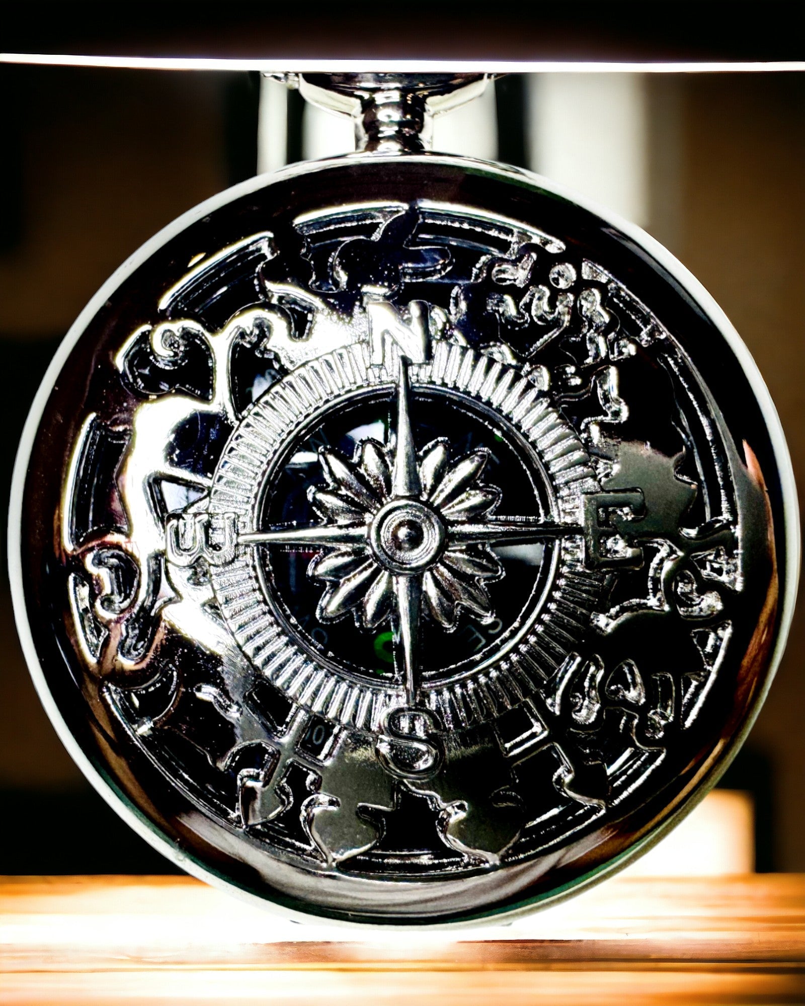 Fickkompass Silverfärgad i Retro Stil med Genombrutet Mönster – Elegant och Praktisk. Gravyr